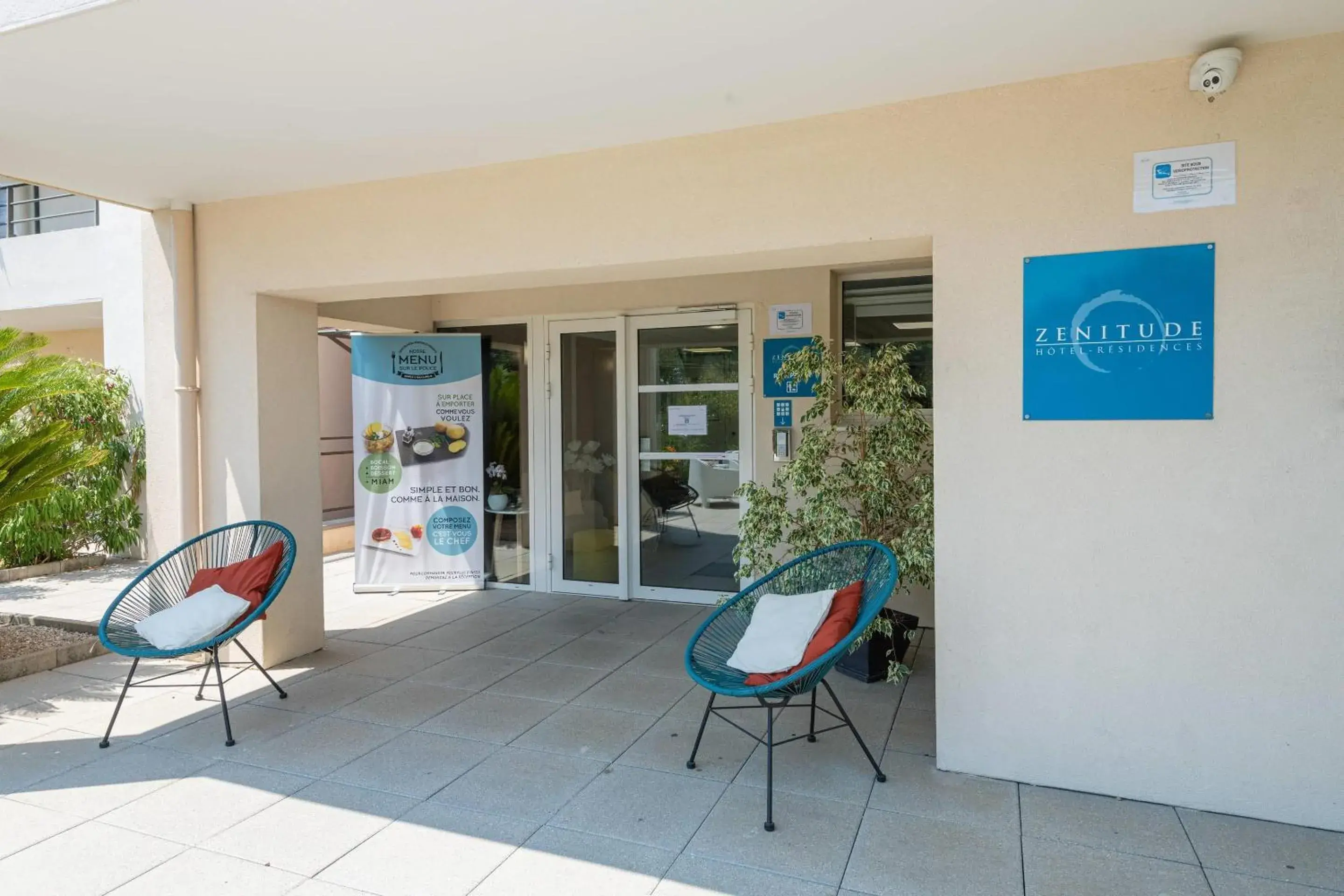 Property building in Comfort Aparthotel Cannes Mandelieu Property building in Comfort Aparthotel Cannes Mandelieu