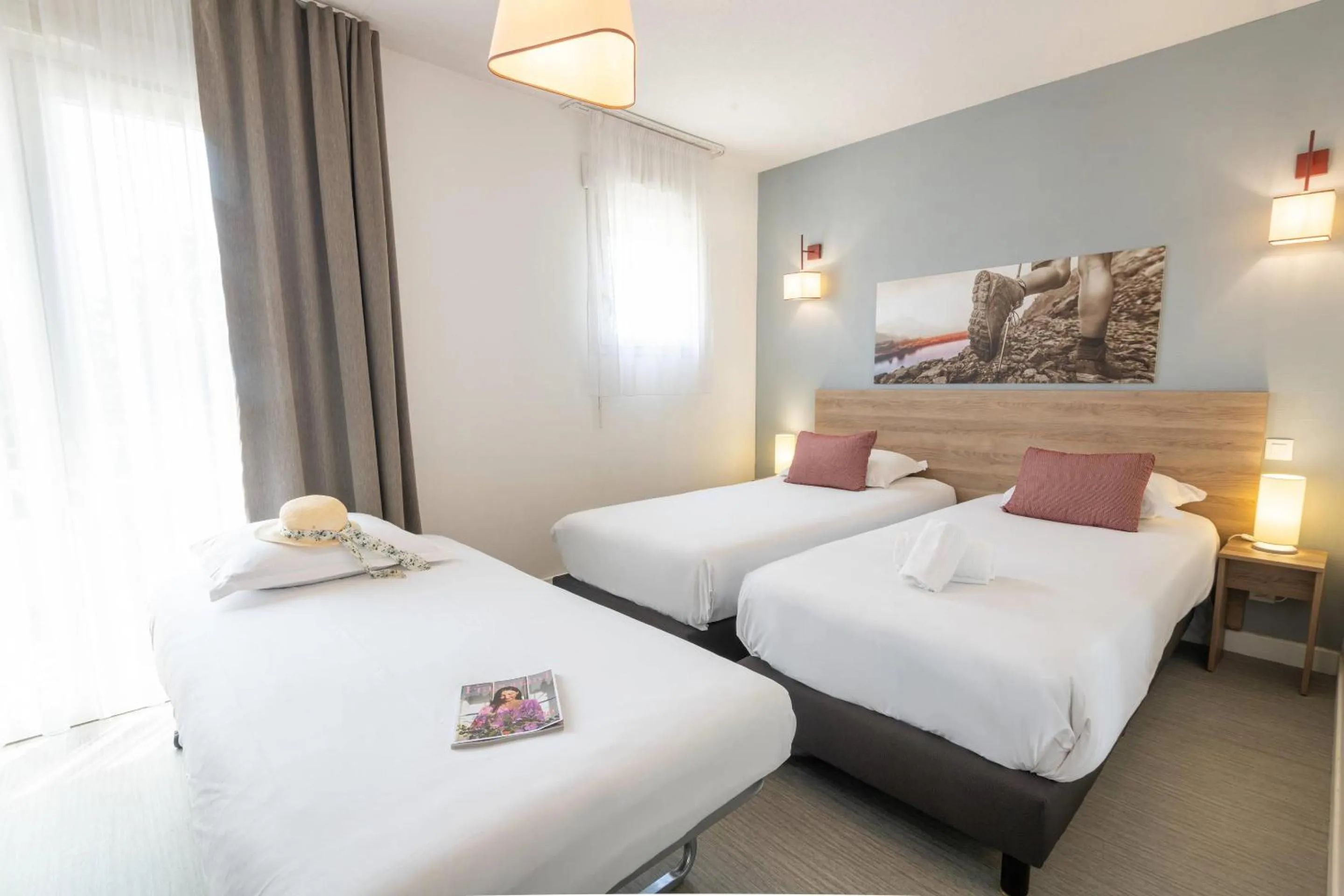 Bedroom, Bed in Comfort Aparthotel Cannes Mandelieu