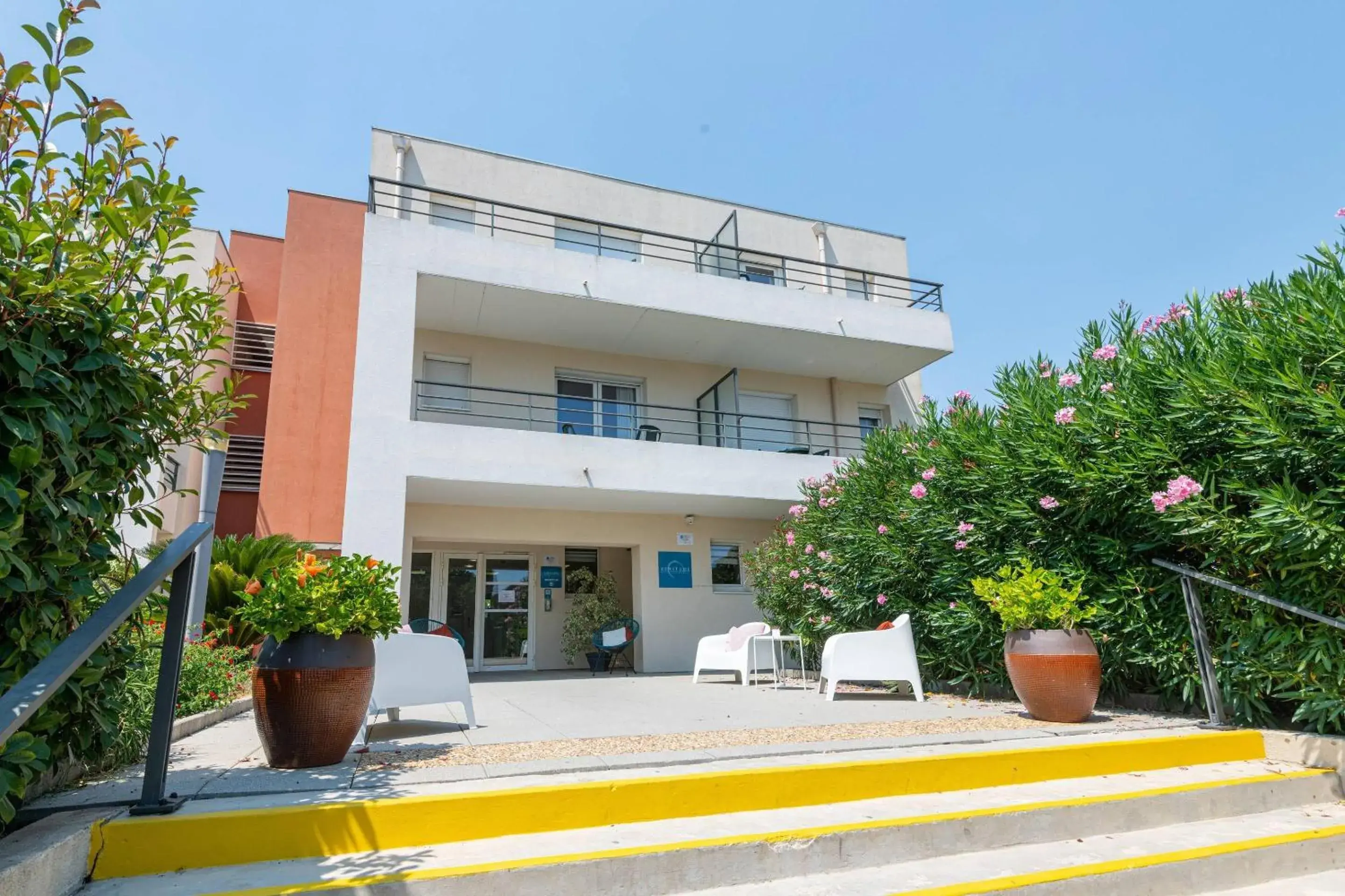 Property building in Comfort Aparthotel Cannes Mandelieu Property building in Comfort Aparthotel Cannes Mandelieu