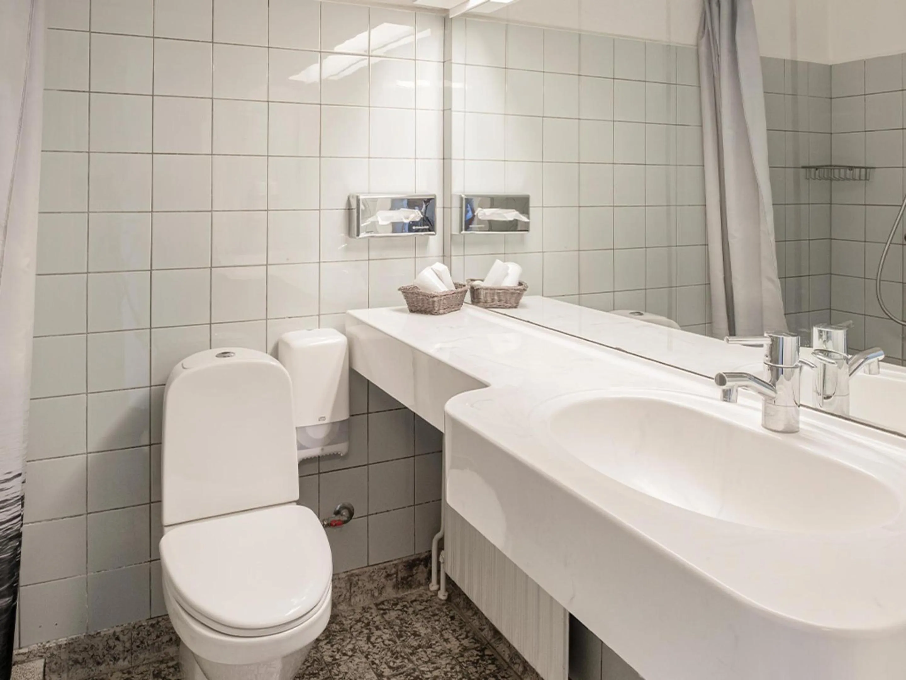 Shower in Hotel Nørherredhus