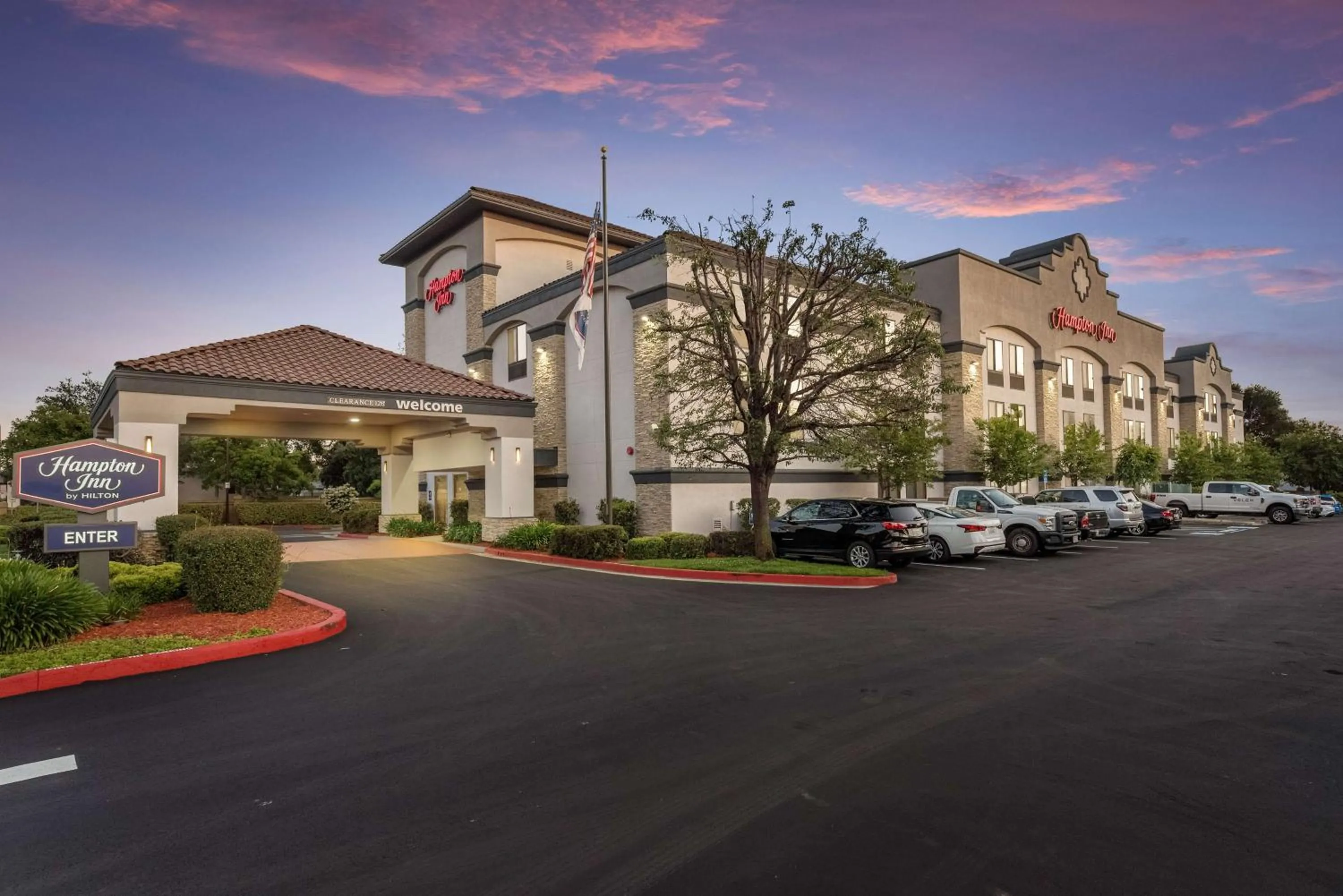 Property building in Hampton Inn Oakland-Hayward