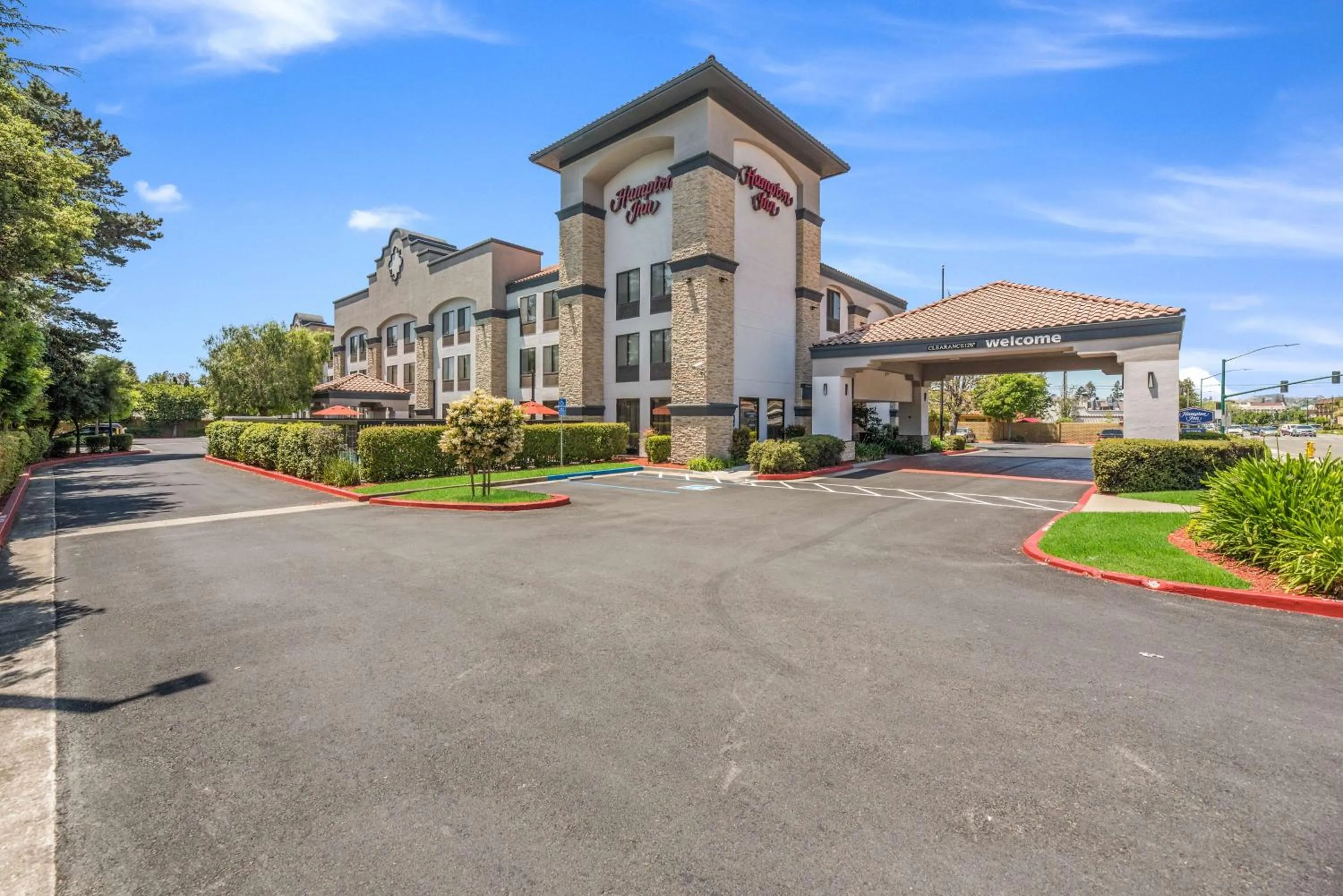 Property building in Hampton Inn Oakland-Hayward