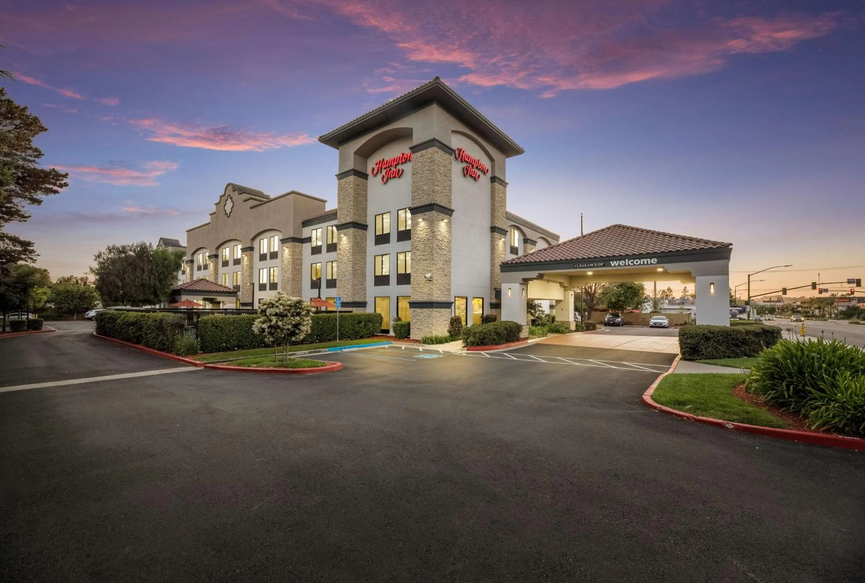 Property building in Hampton Inn Oakland-Hayward