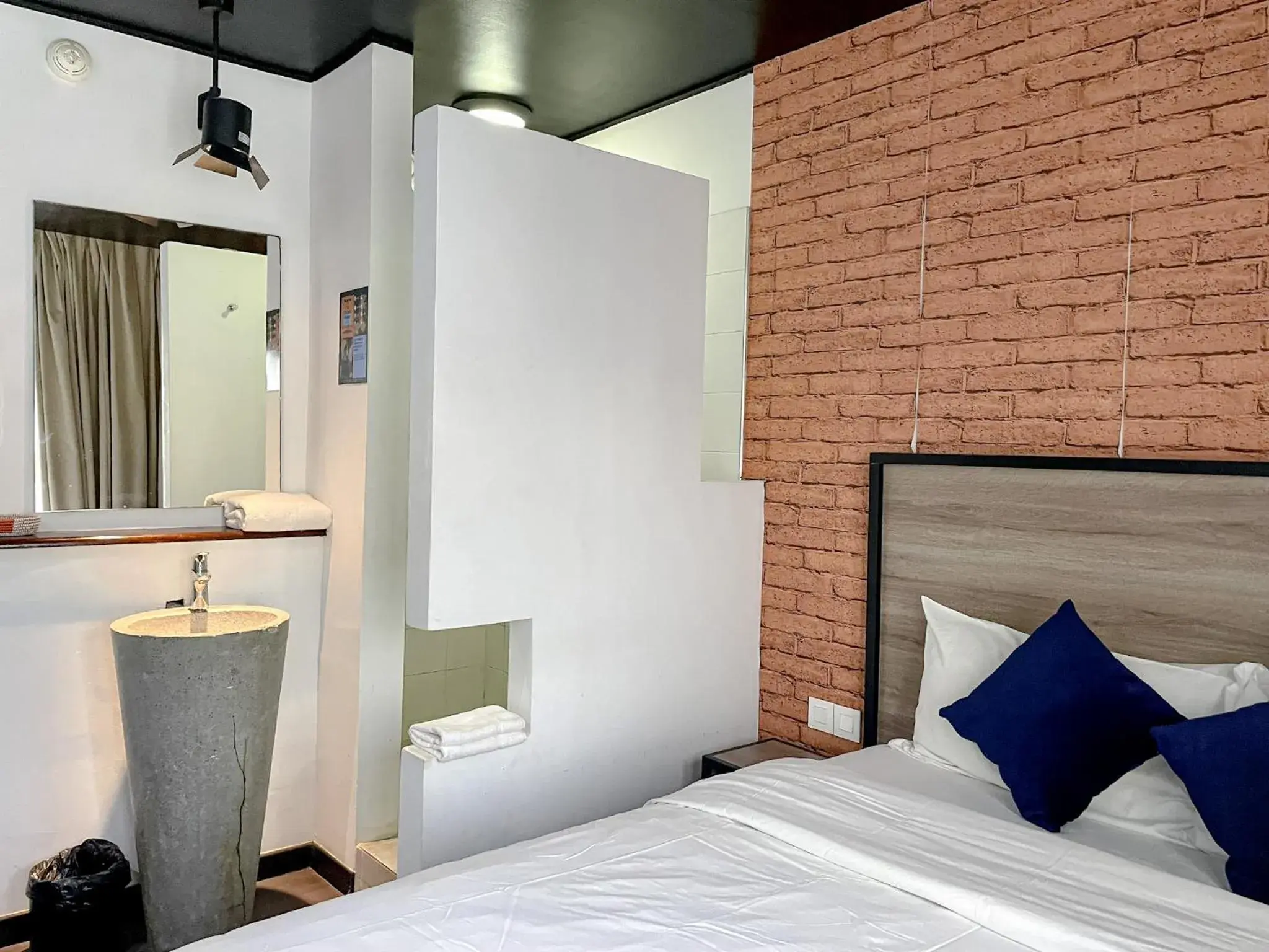 Bathroom, Bed in ONOMO Hotel Dakar Bathroom, Bed in ONOMO Hotel Dakar