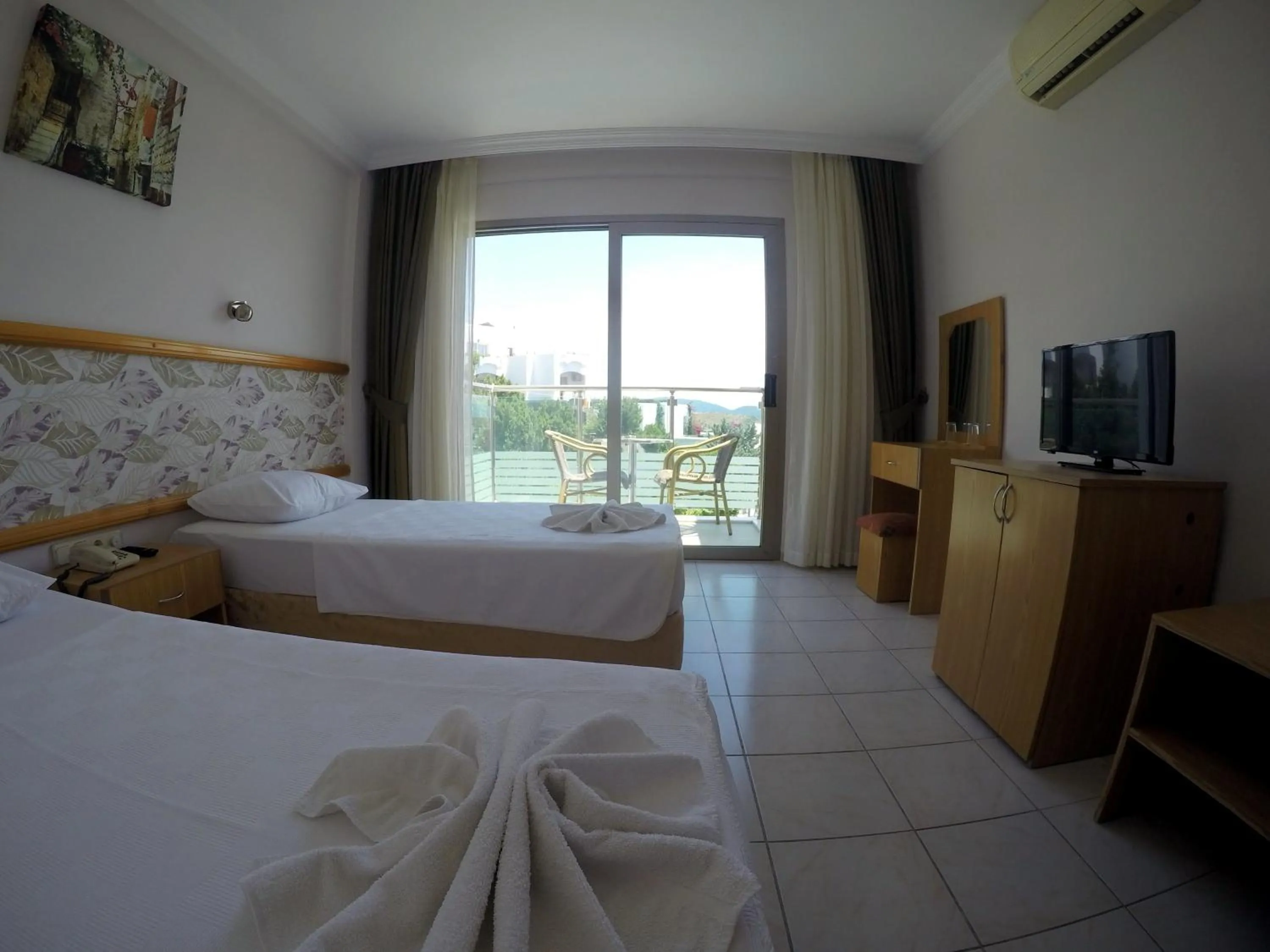 Photo of the whole room, Bed in Gun-Ay Hotel