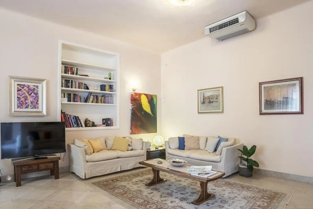 Communal lounge/ TV room in Hotel Bellonda