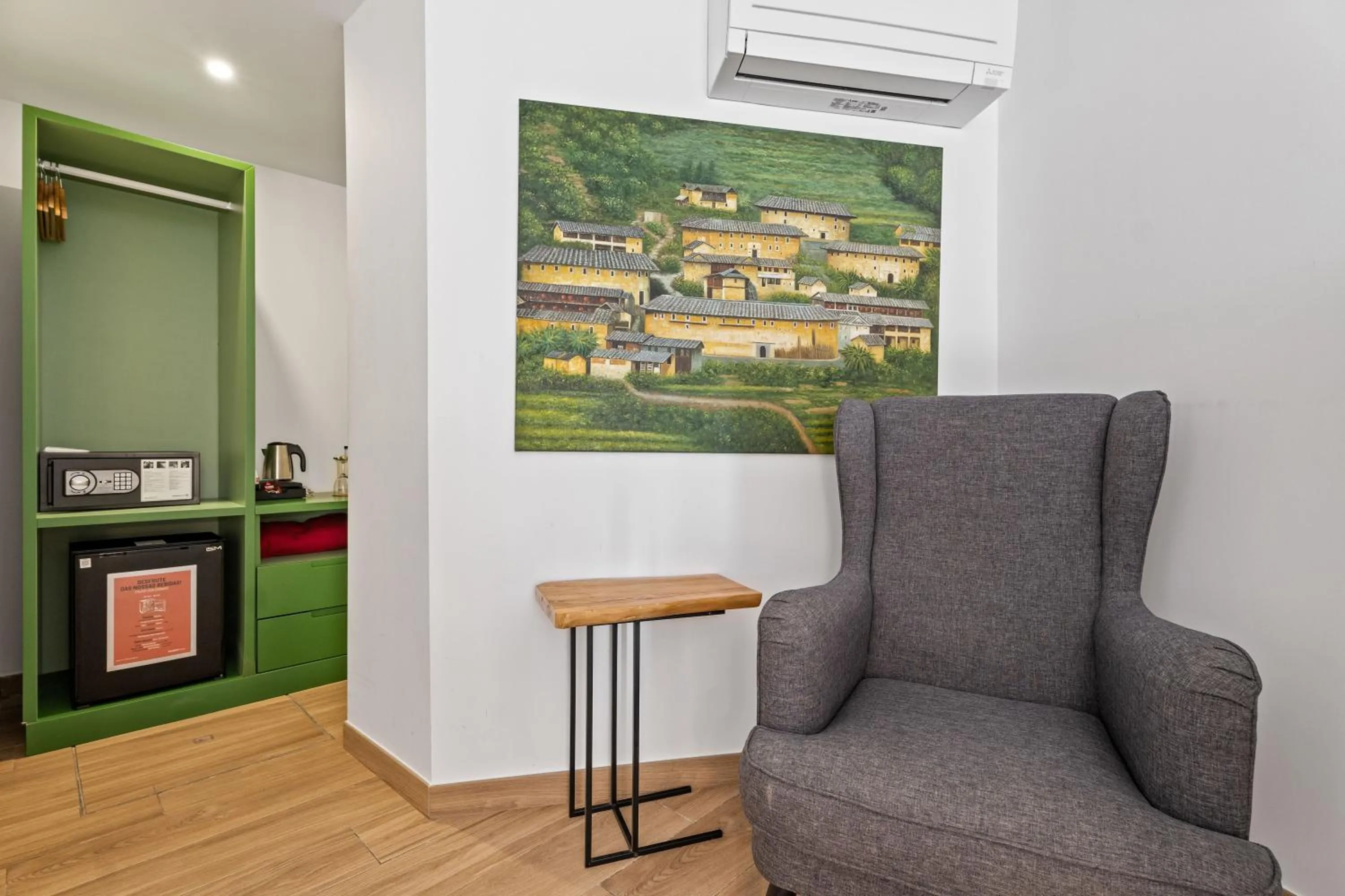 Seating area in Monte Belvedere Hotel by Shiadu