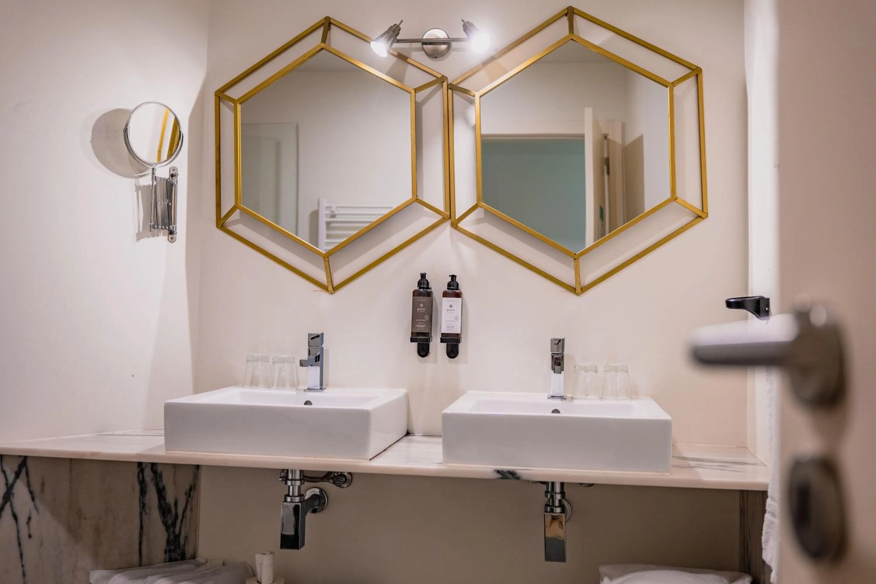 Bathroom in Monte Belvedere Hotel by Shiadu