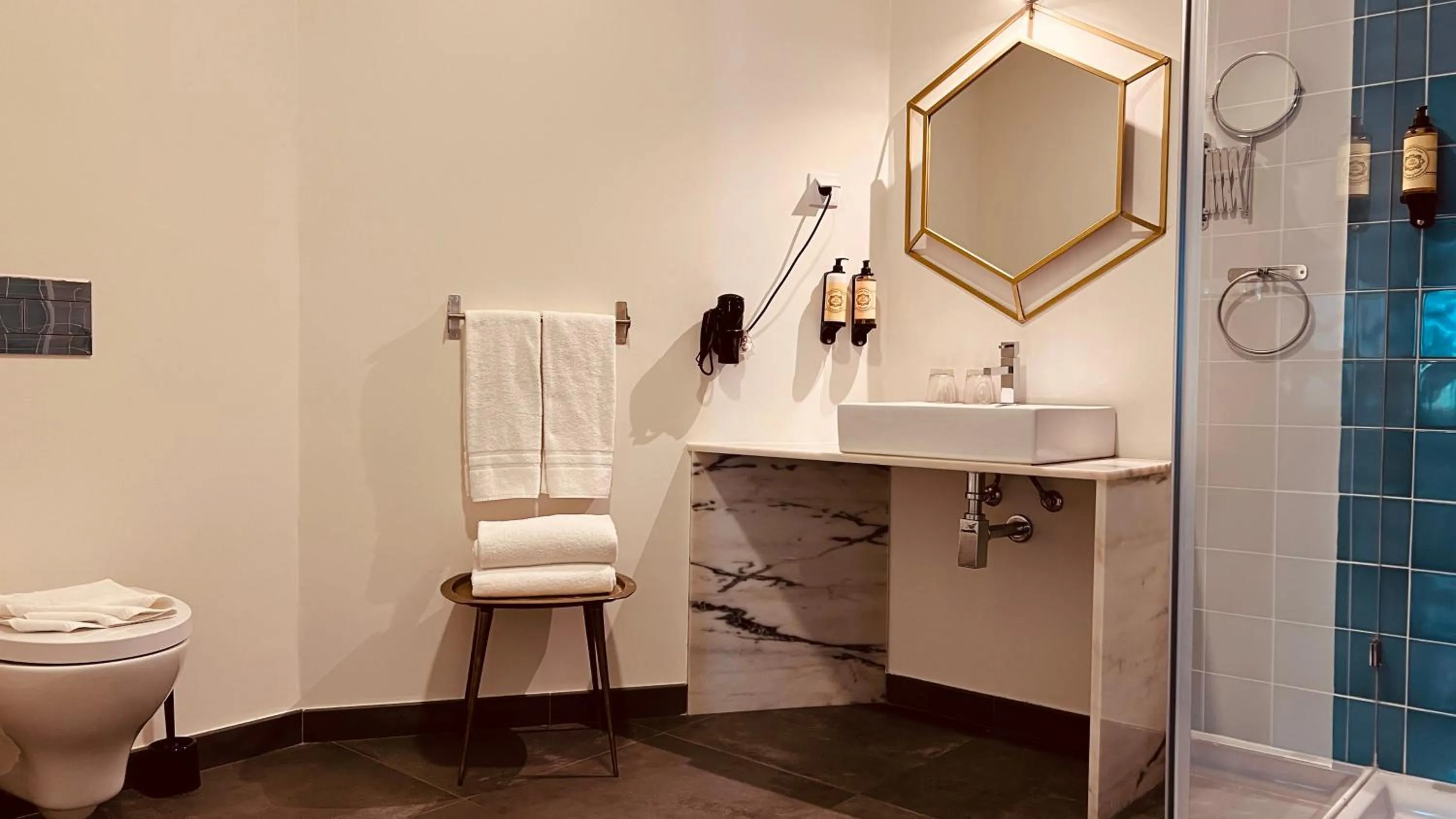 Shower in Monte Belvedere Hotel by Shiadu