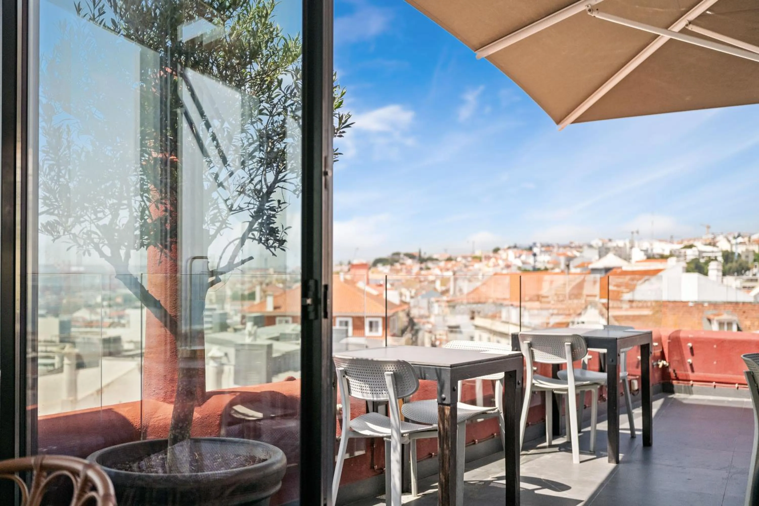 Property building in Monte Belvedere Hotel by Shiadu