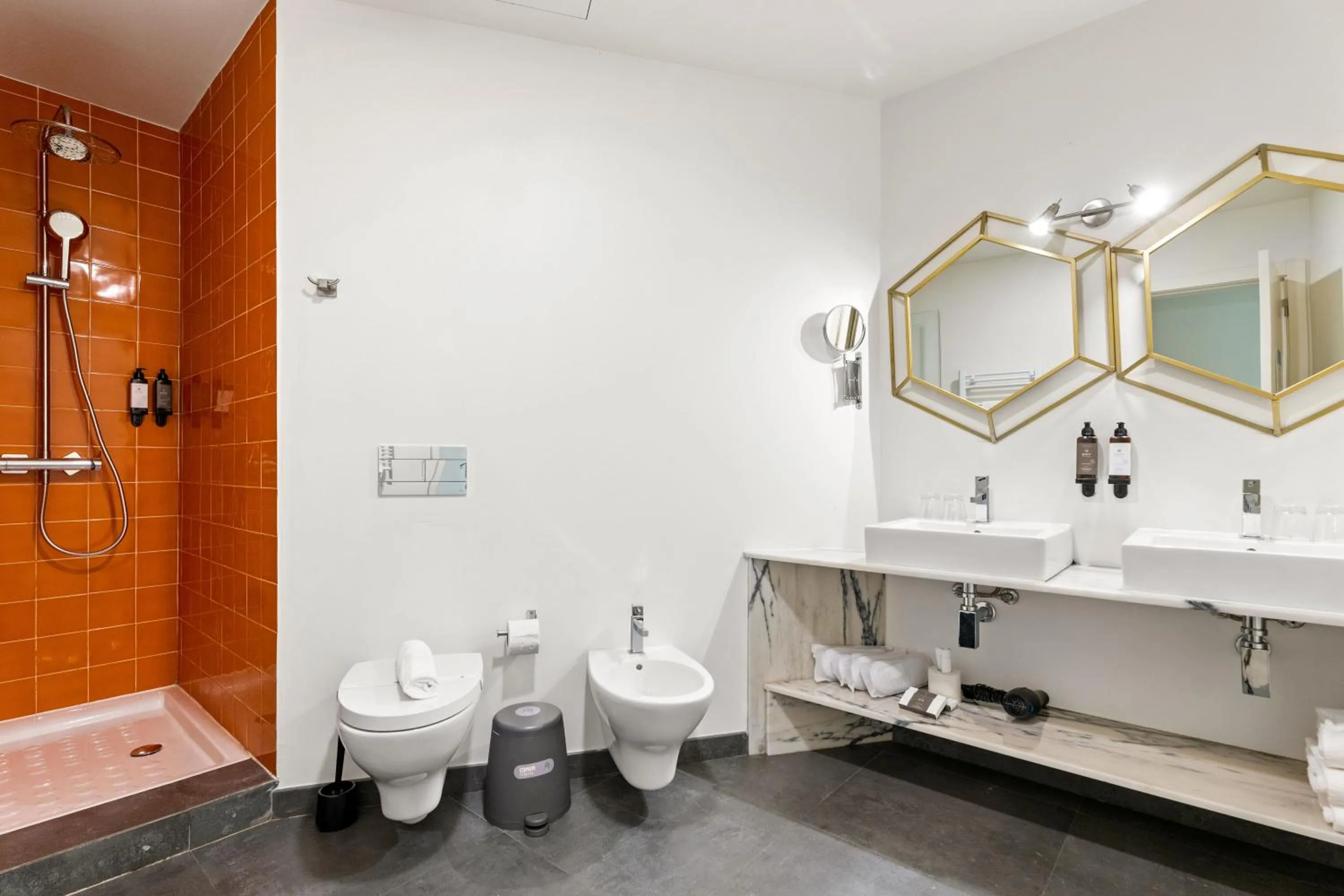 Shower in Monte Belvedere Hotel by Shiadu