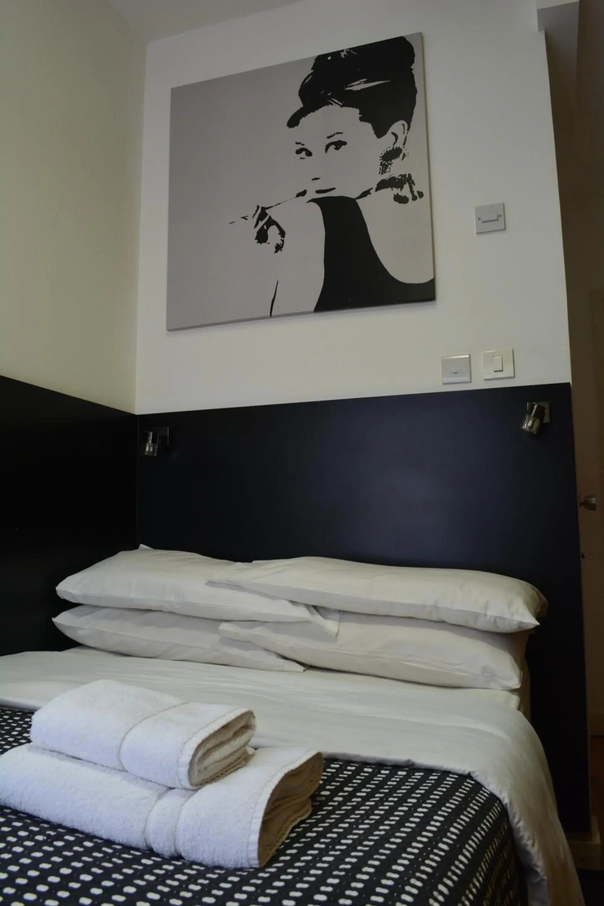 Bedroom, Bed in Studios2Let - North Gower Bedroom, Bed in Studios2Let - North Gower