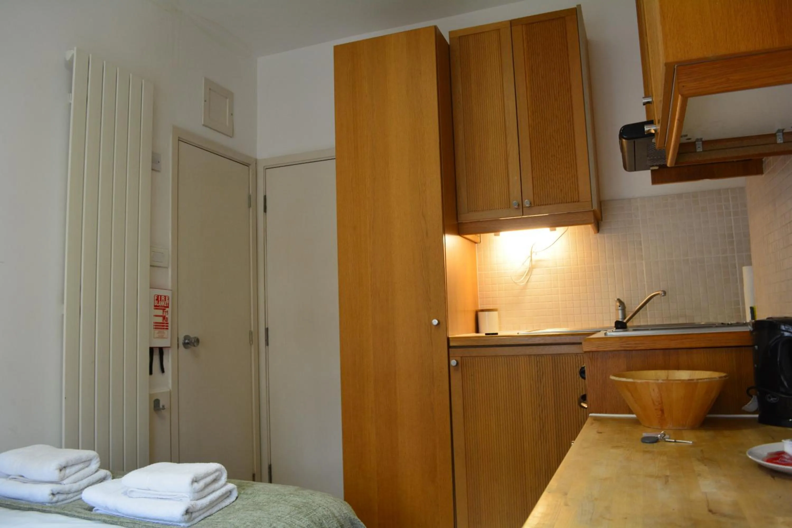 Kitchen or kitchenette, Bed in Studios2Let - North Gower