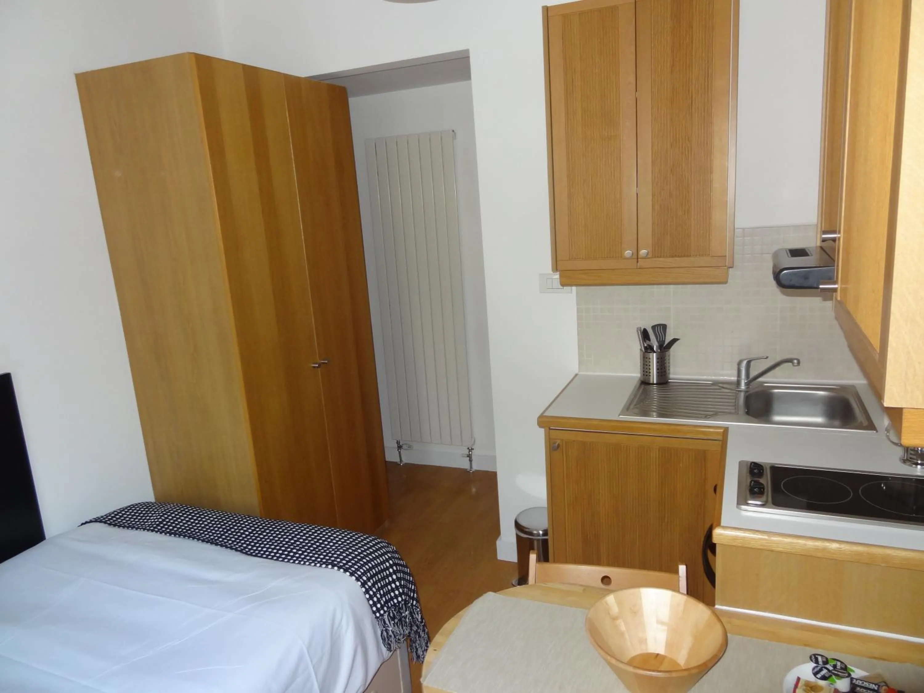 Kitchen or kitchenette, Bed in Studios2Let - North Gower