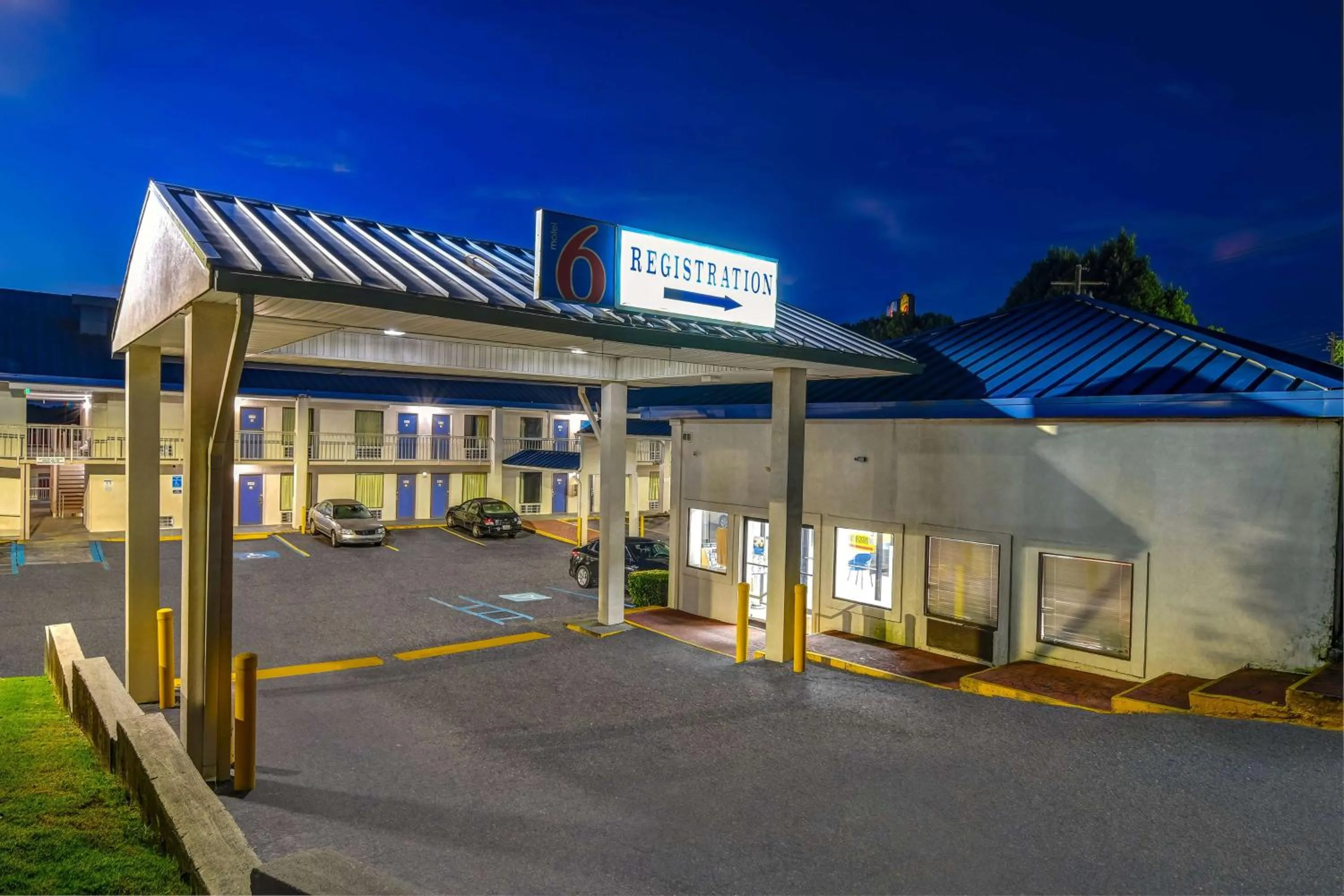 Property building in Motel 6-Atlanta, GA