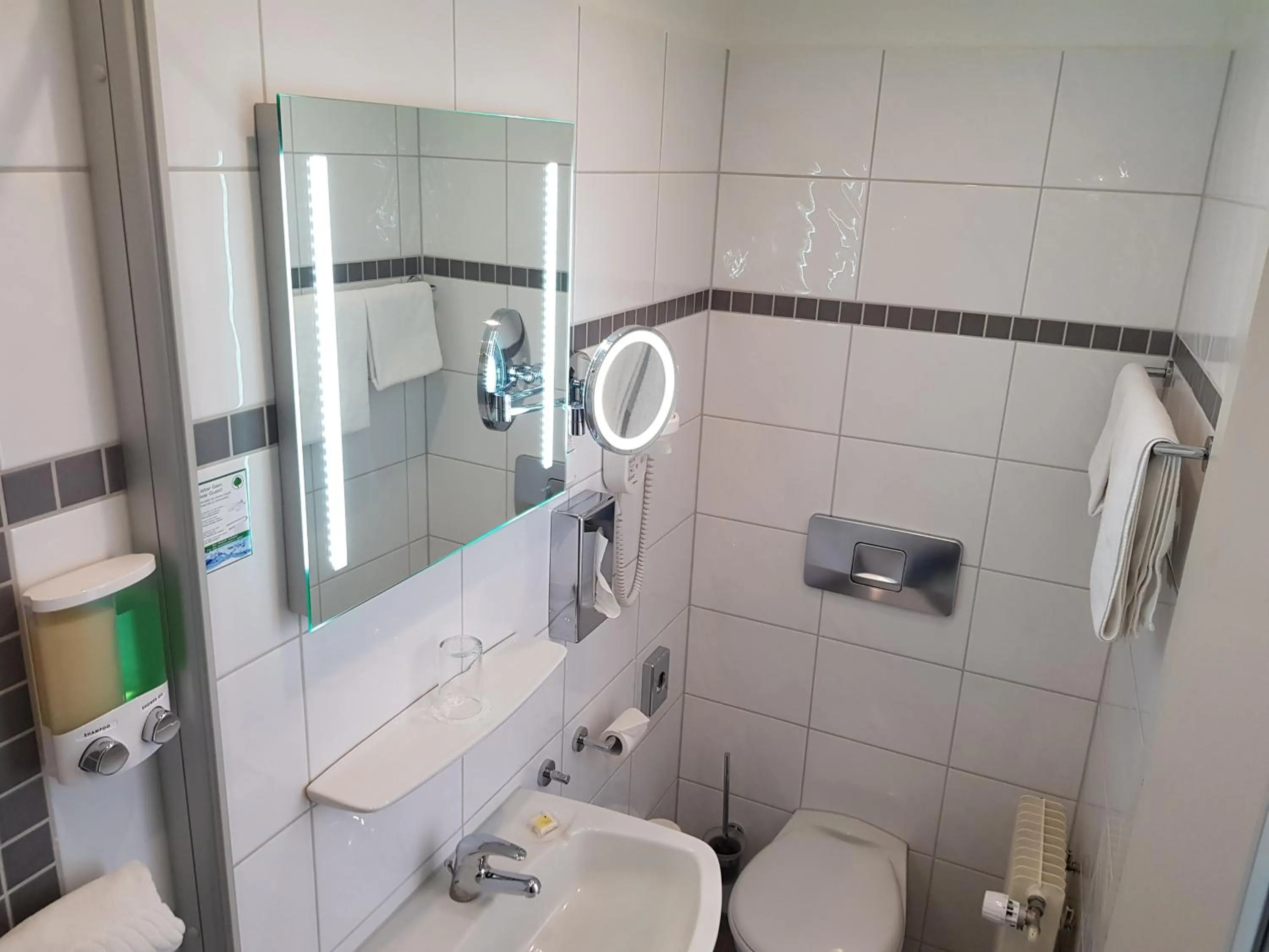 Toilet in Hotel zum Anker