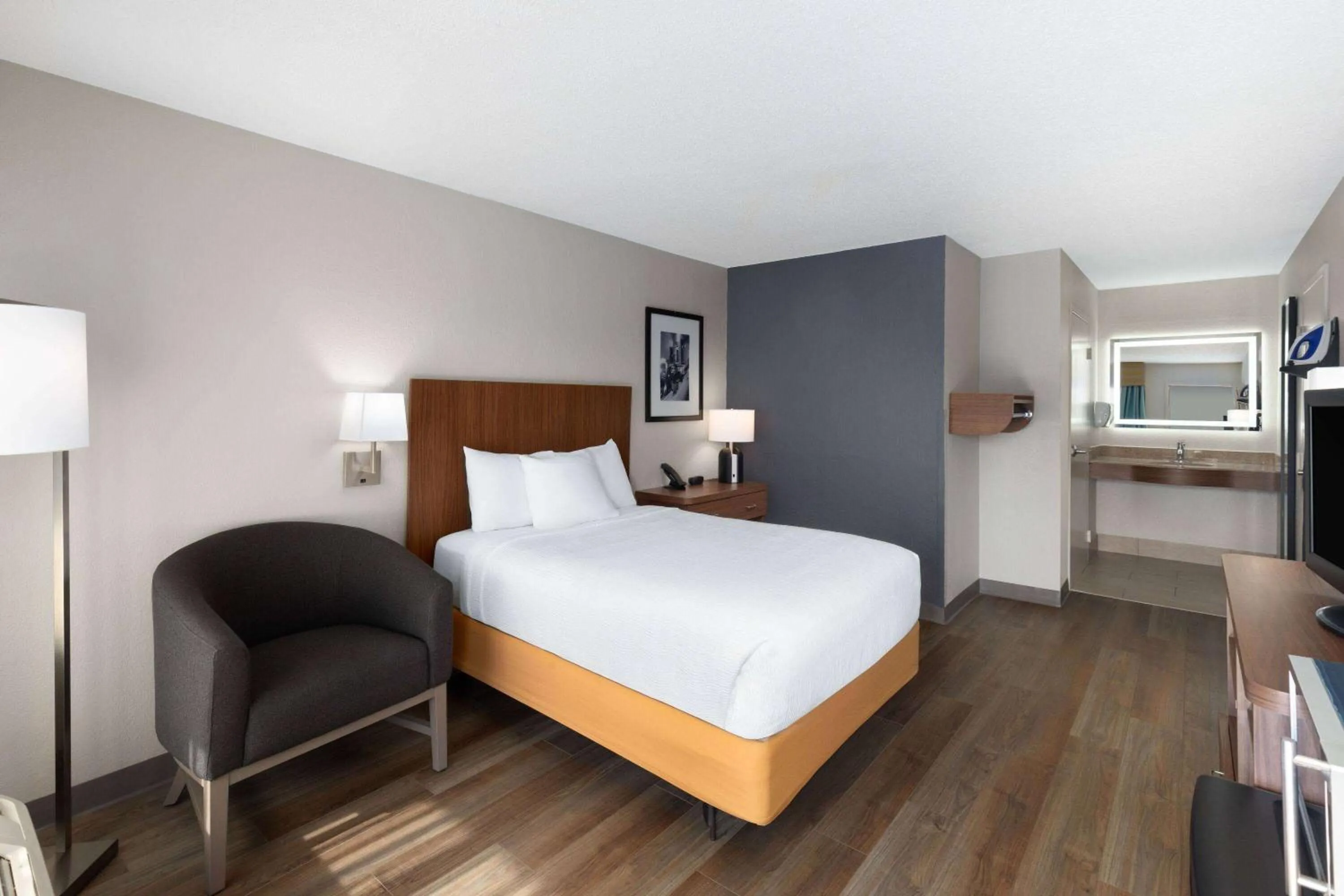 Photo of the whole room, Bed in Baymont by Wyndham Nashville Airport