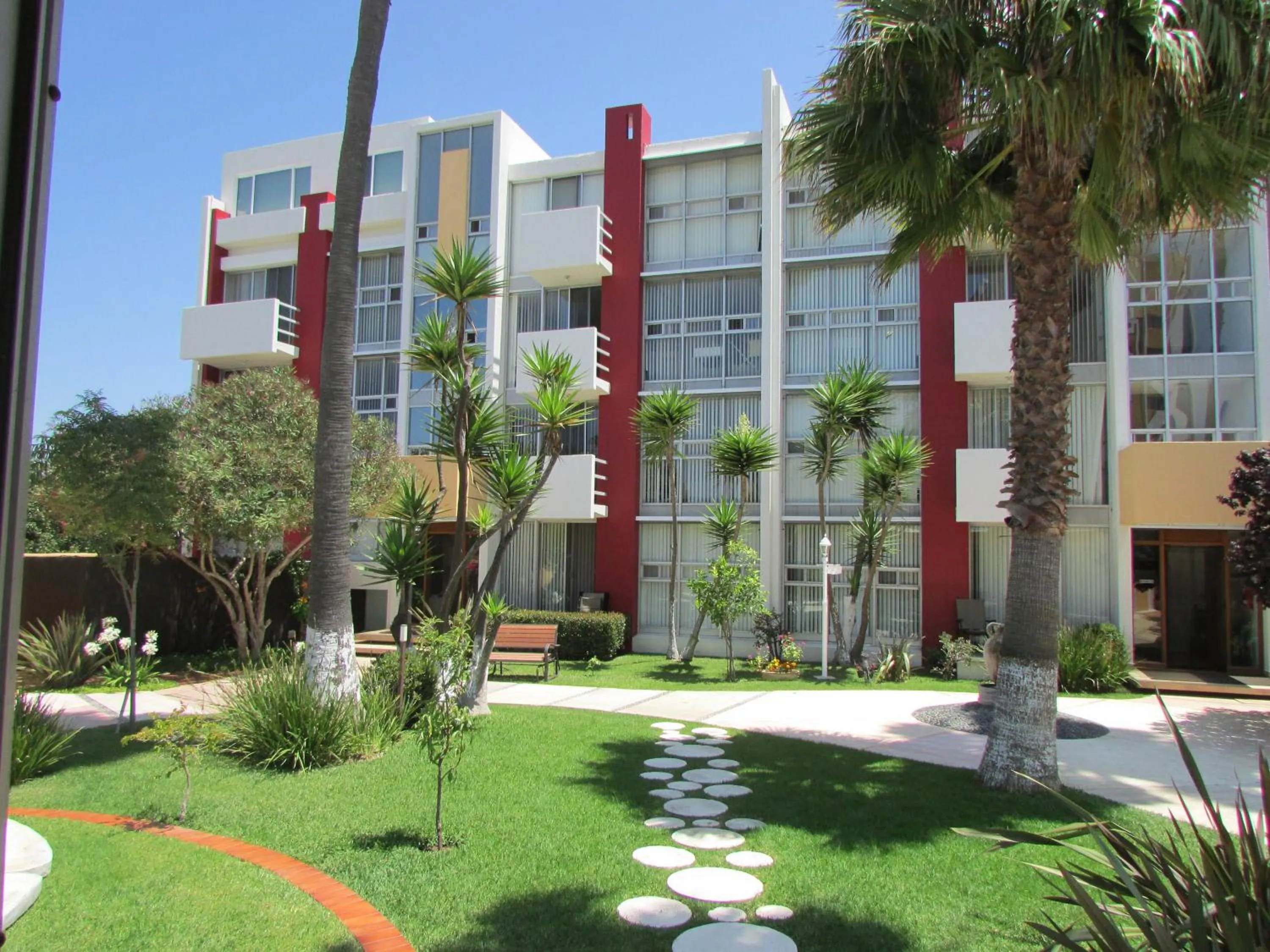 Garden in Dali Suites -Accommodations in Playas de Tijuana
