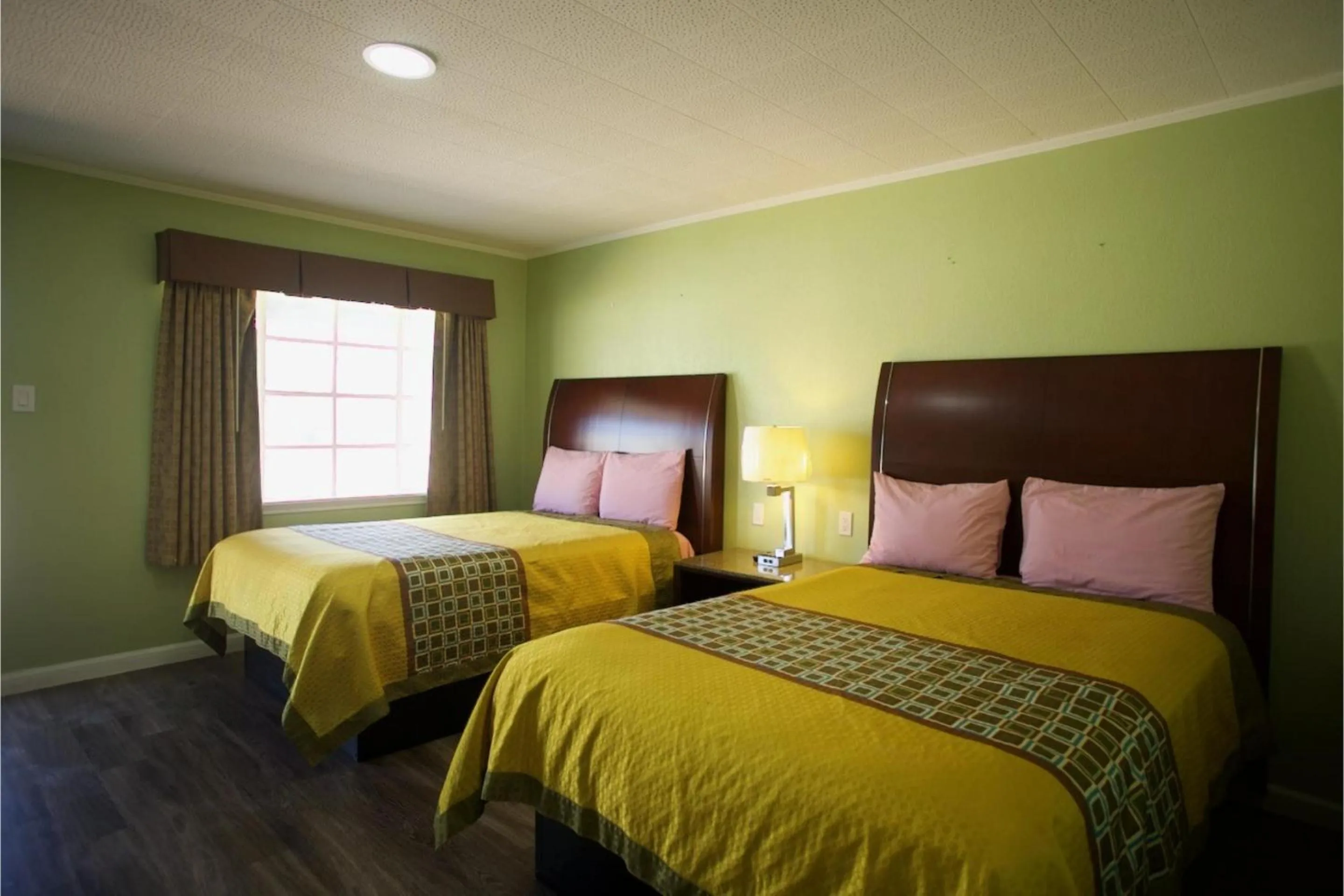 Bedroom, Bed in Western Inn