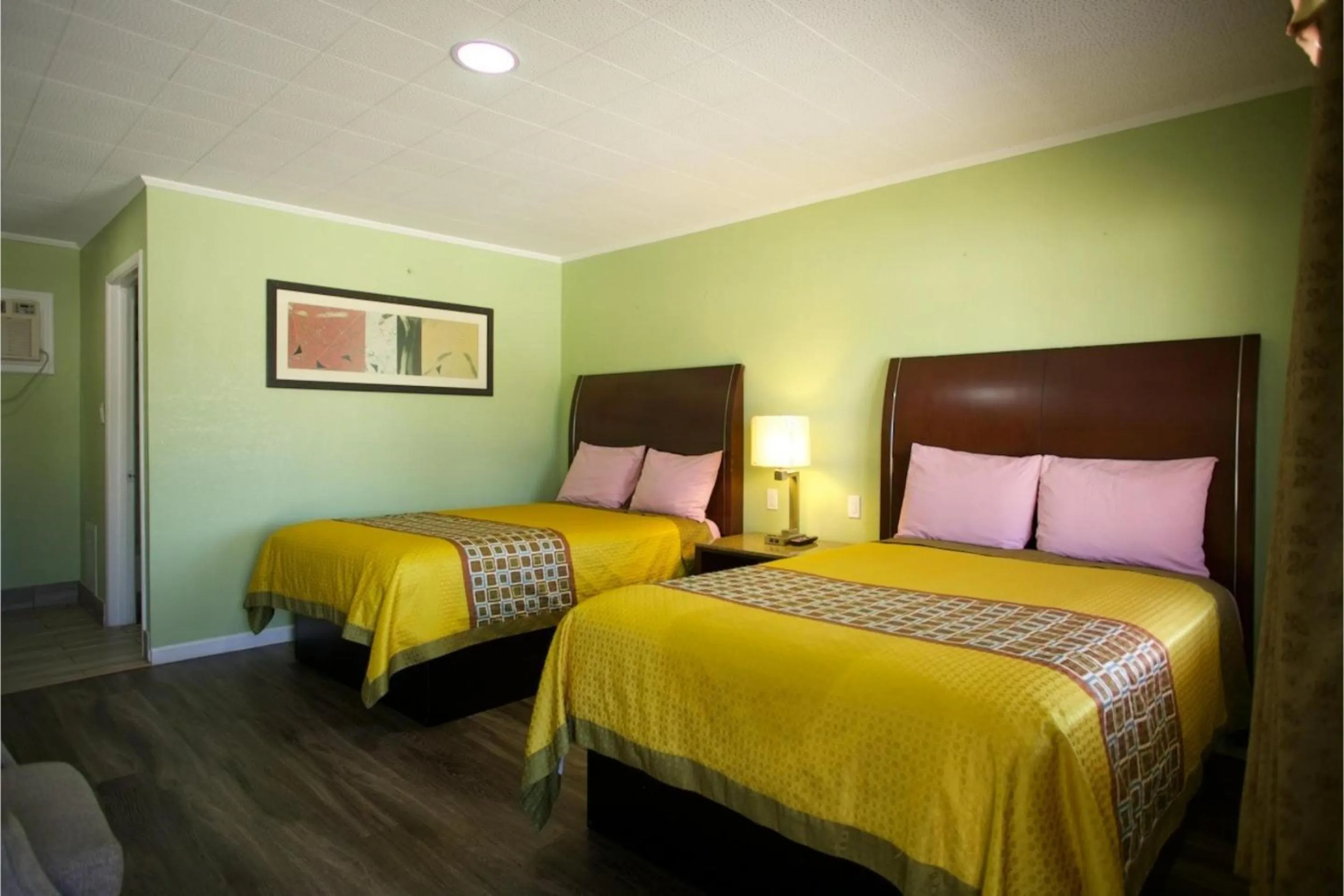 Bedroom, Bed in Western Inn