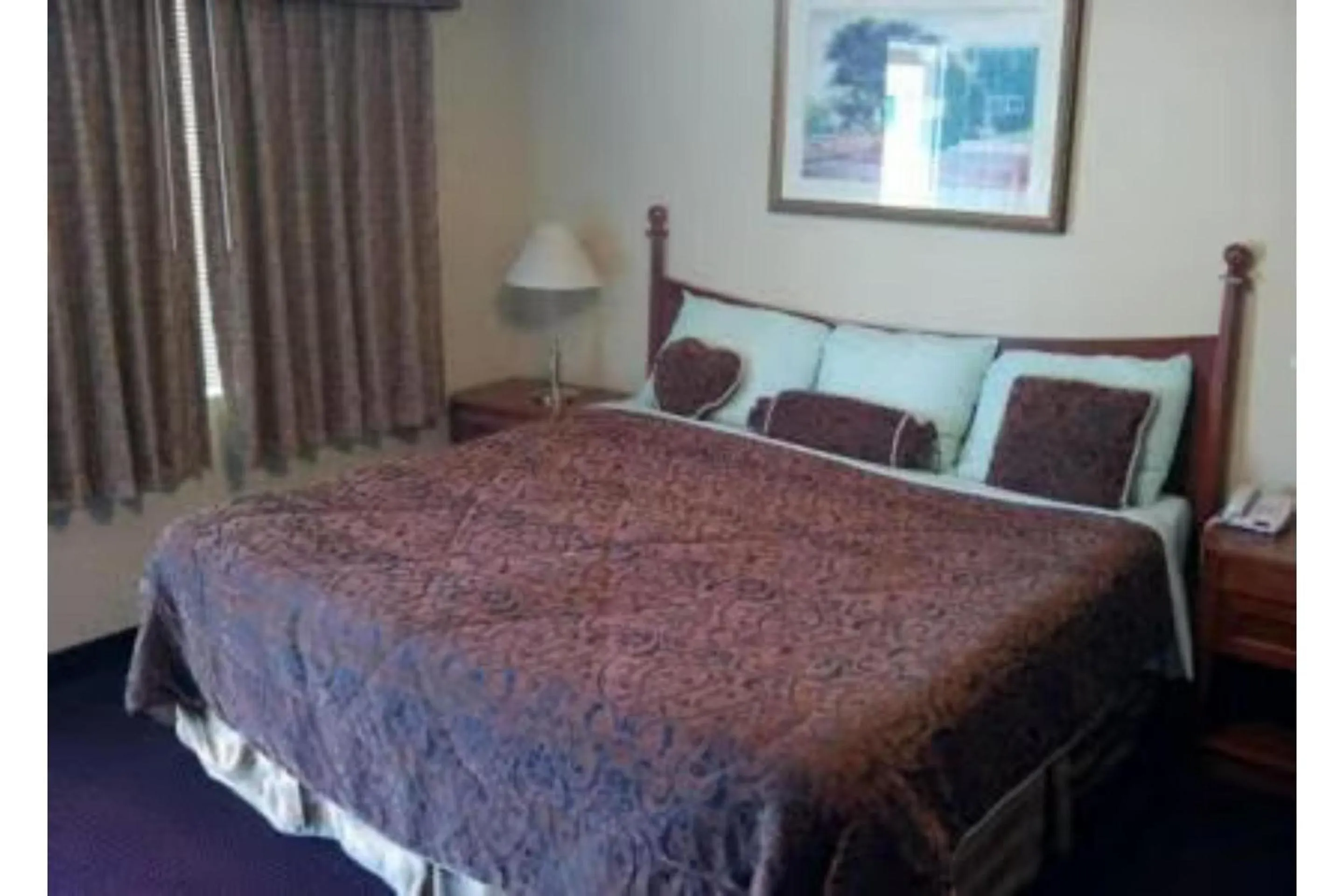 Bedroom, Bed in Western Inn