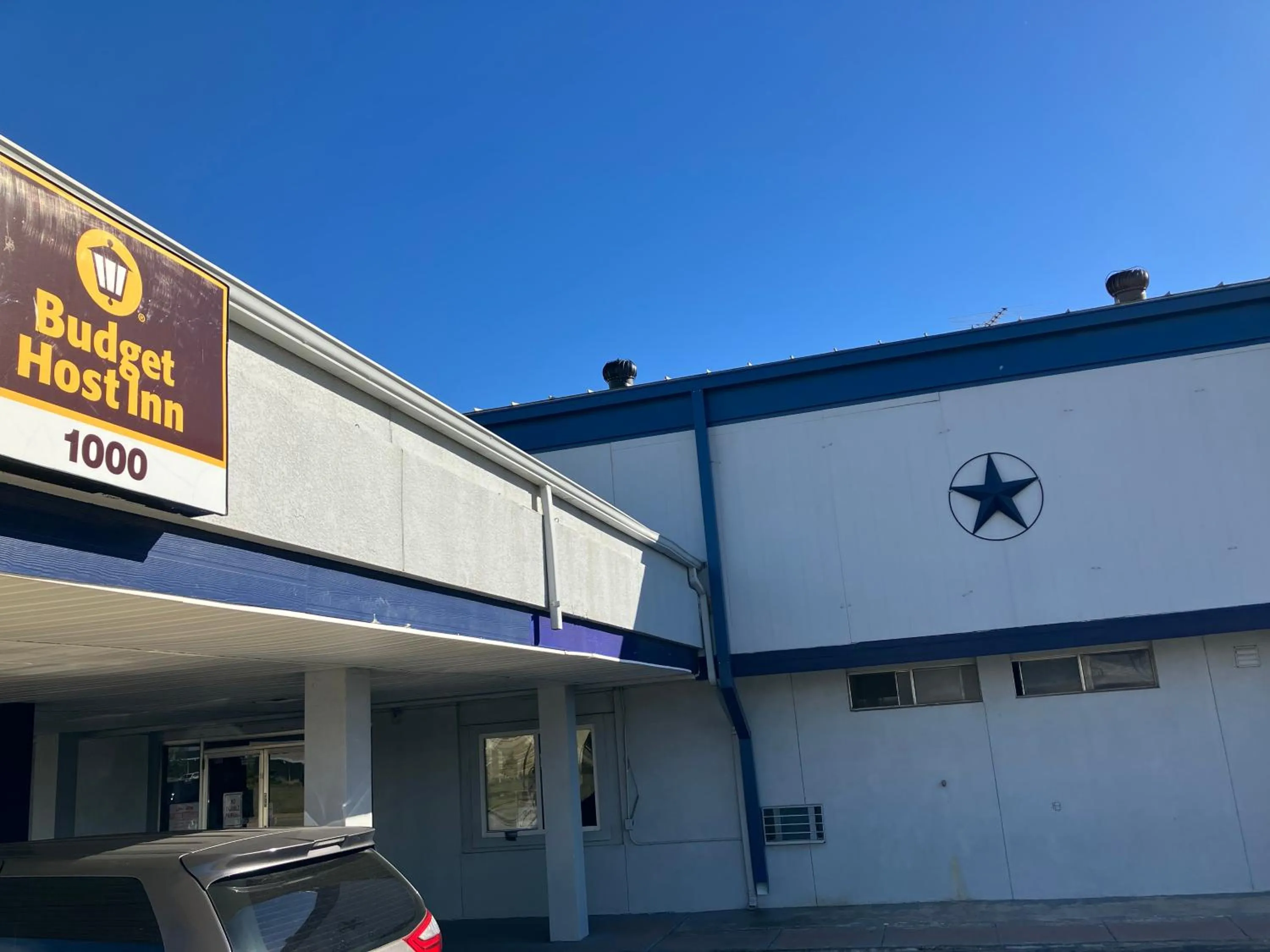 Property building in Budget Host Inn