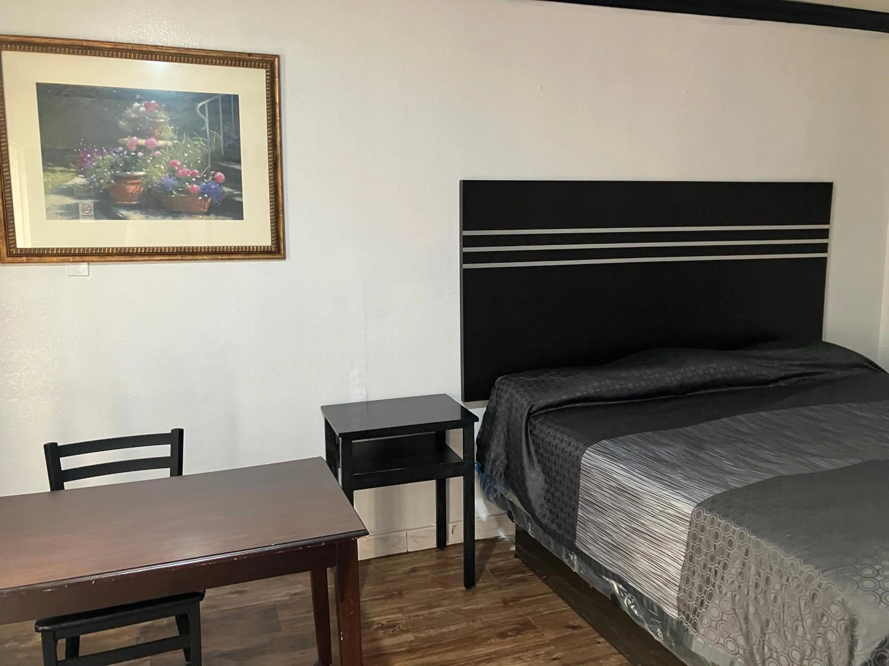 Bed in Budget Host Inn