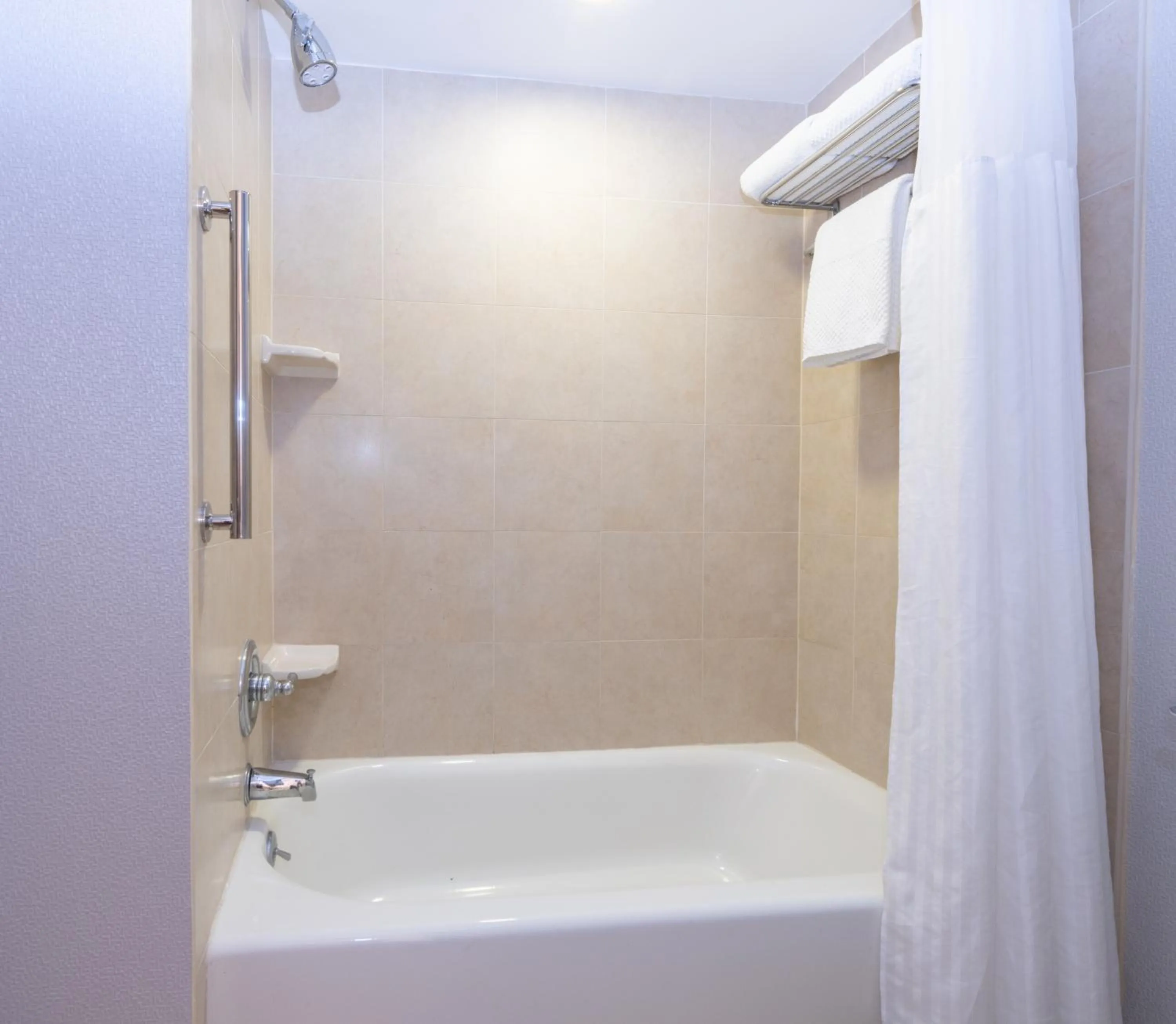 Bath in DoubleTree by Hilton Newark Penn Station, NJ