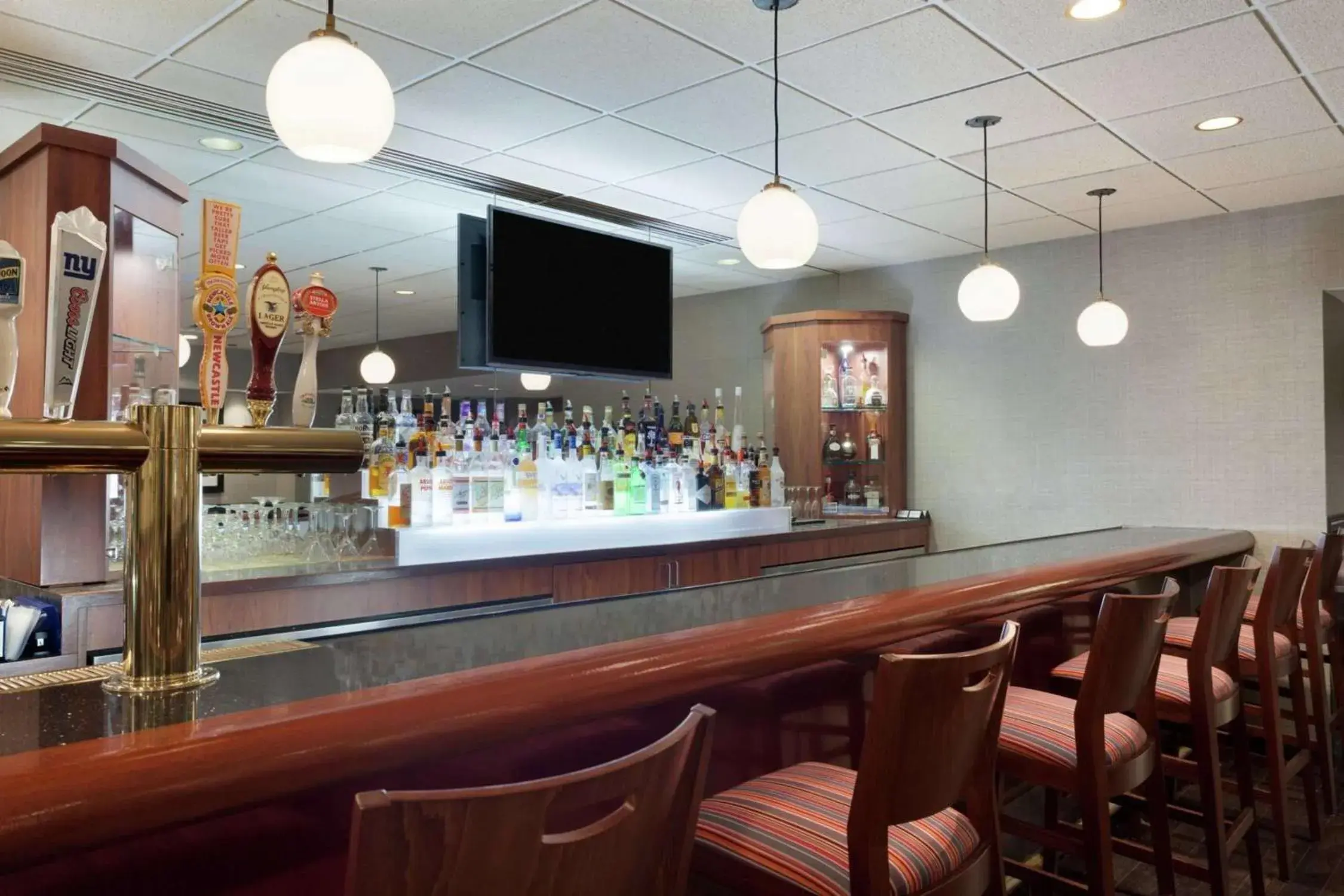 Lounge or bar in DoubleTree by Hilton Newark Penn Station, NJ Lounge or bar in DoubleTree by Hilton Newark Penn Station, NJ