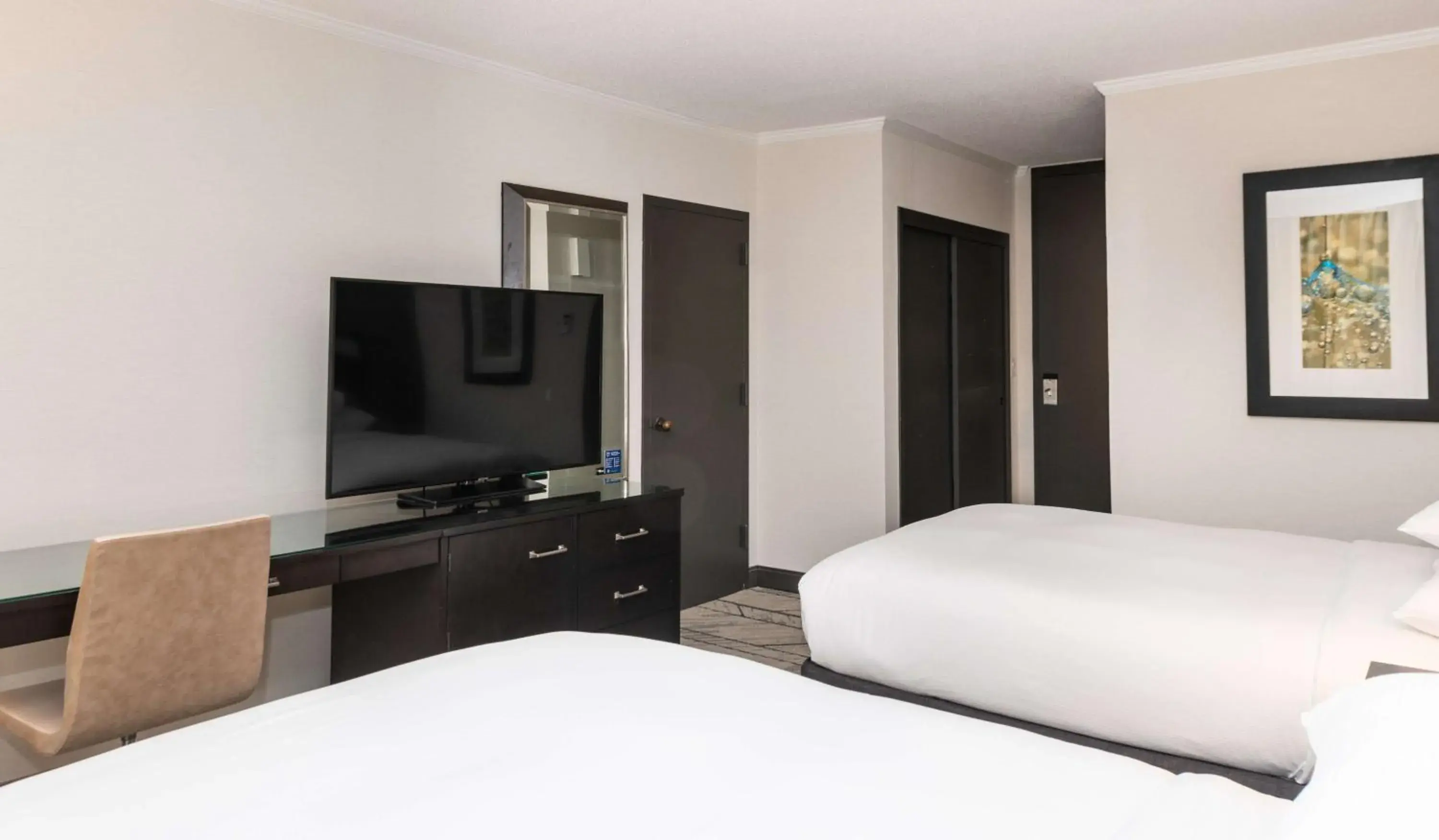 Double Room with Two Double Beds and Roll-In Shower - Mobility and Hearing Access in DoubleTree by Hilton Newark Penn Station, NJ Double Room with Two Double Beds and Roll-In Shower - Mobility and Hearing Access in DoubleTree by Hilton Newark Penn Station, NJ