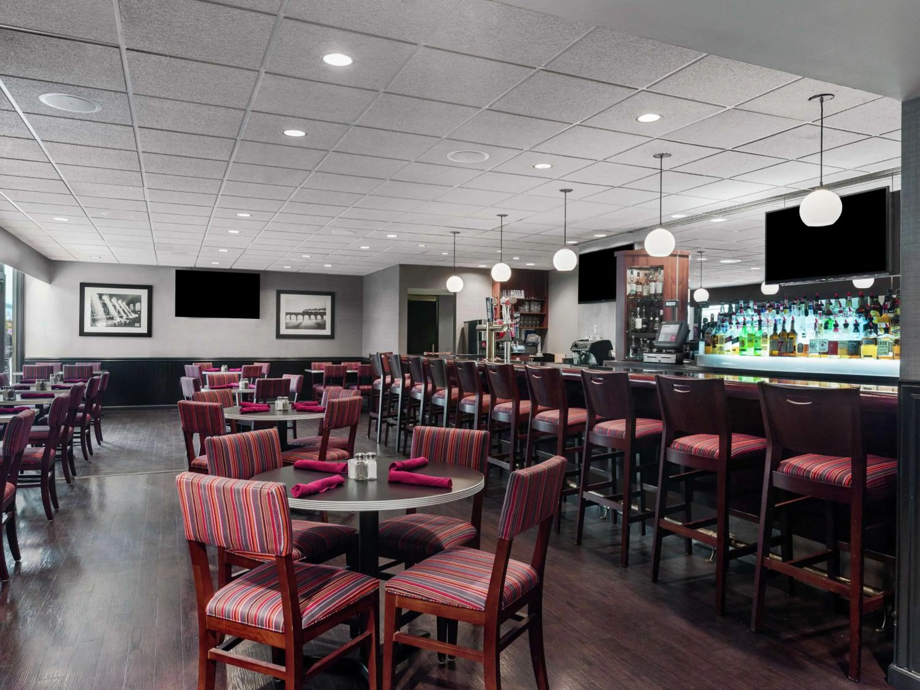 Lounge or bar in DoubleTree by Hilton Newark Penn Station, NJ