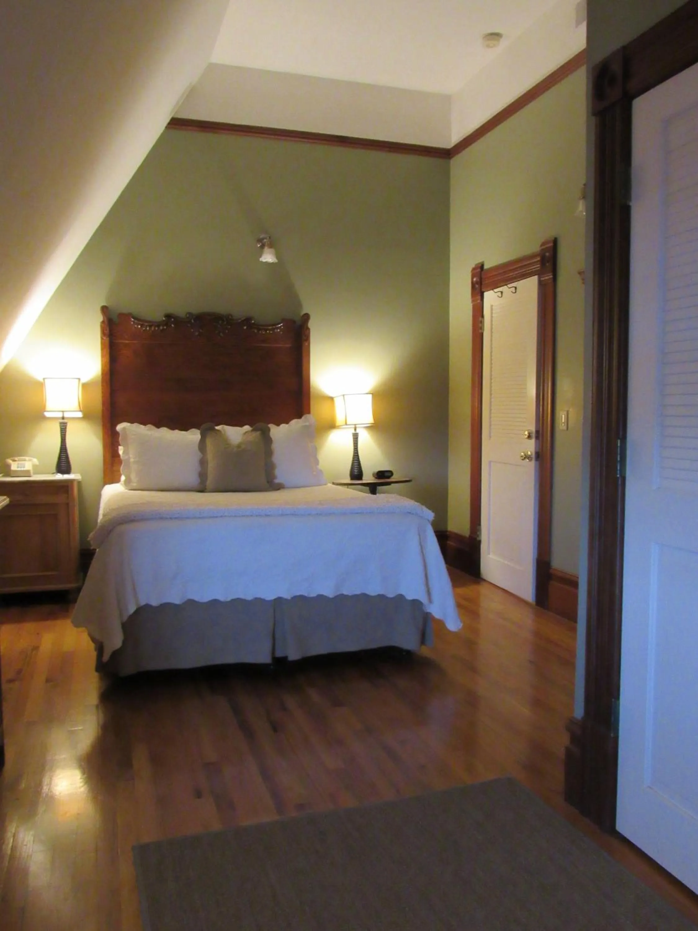 Bed in Carter House Inns