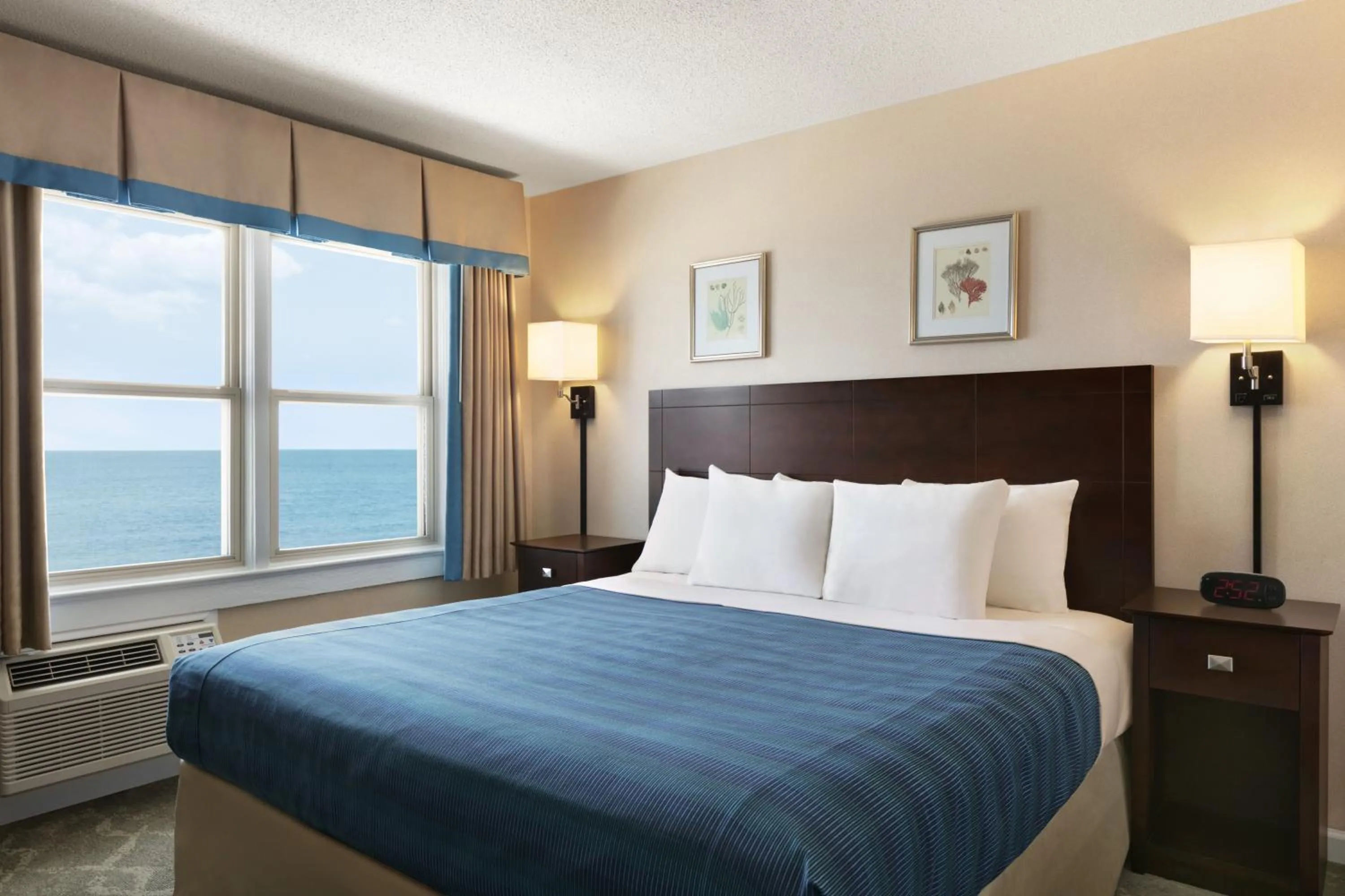 Bedroom, Bed in Harrison Hall Hotel