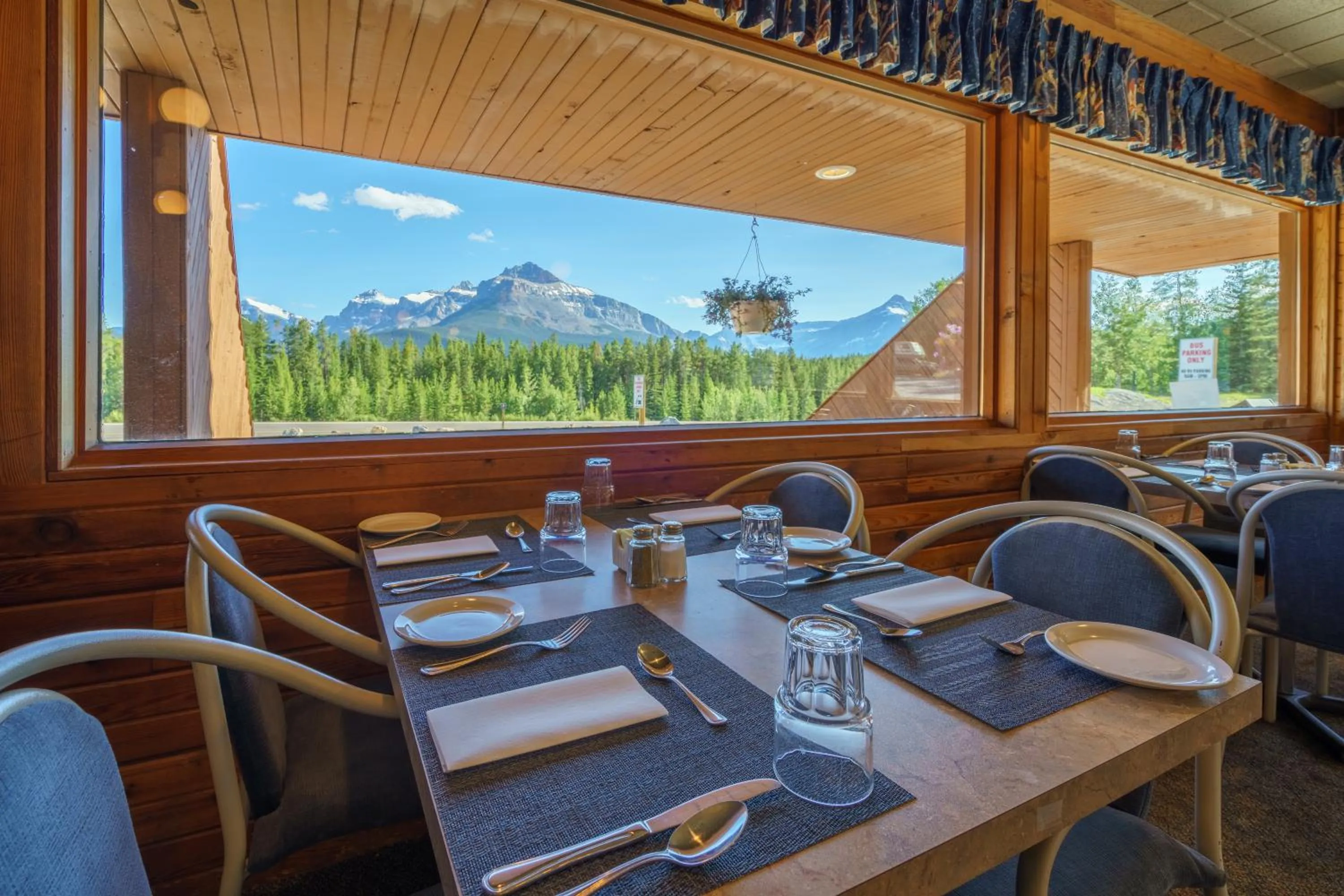 Restaurant/places to eat in The Crossing