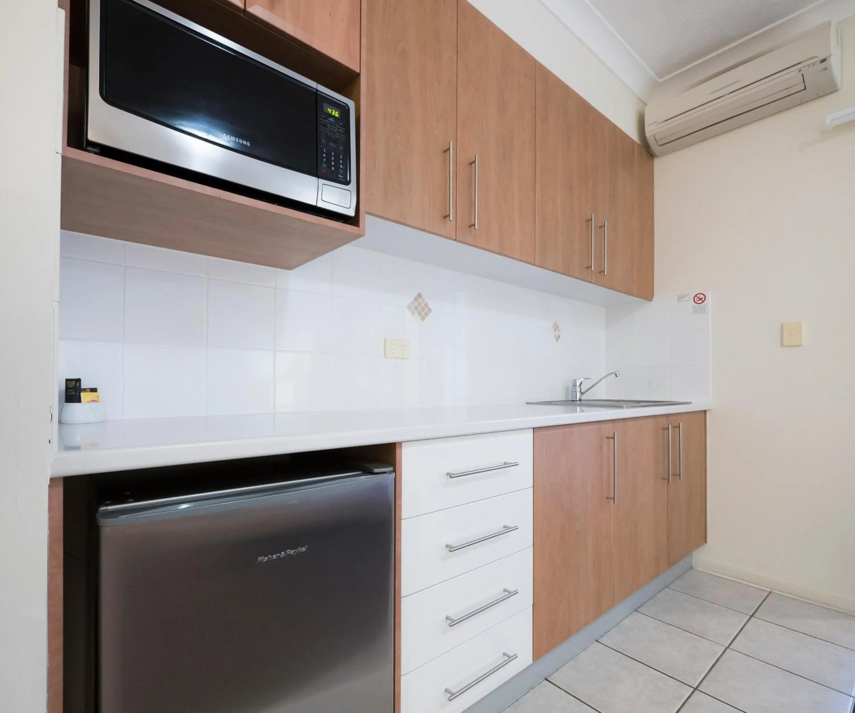 Kitchen or kitchenette in La Vida on Anzac