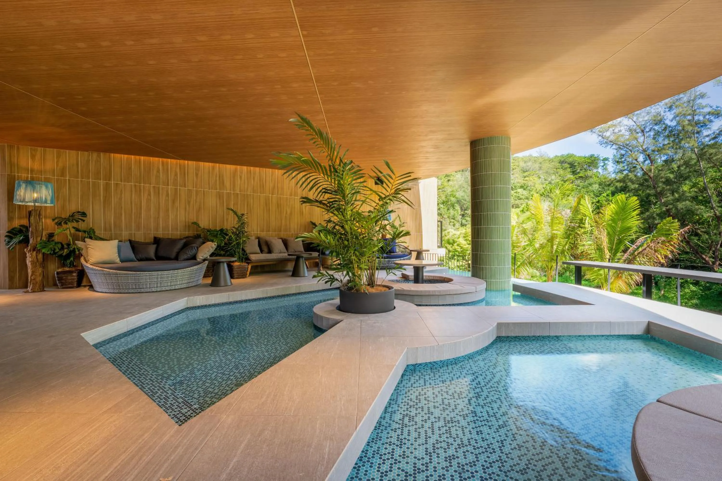 Lounge or bar in TWIN LINE HOTEL YANBARU OKINAWA JAPAN Formerly Okinawa Suncoast Hotel