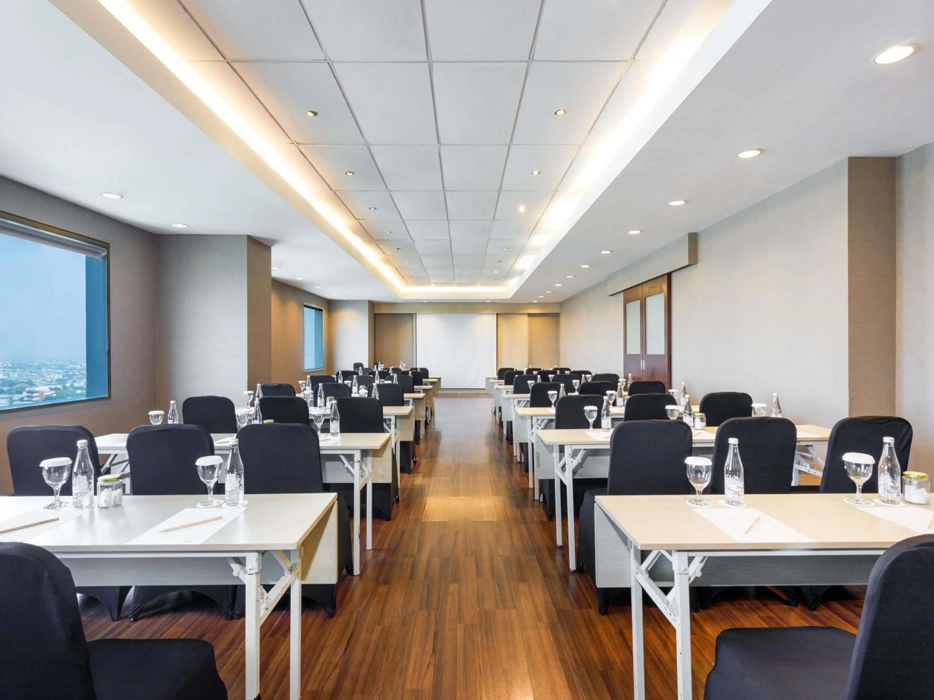 Meeting/conference room in Mercure Jakarta Simatupang