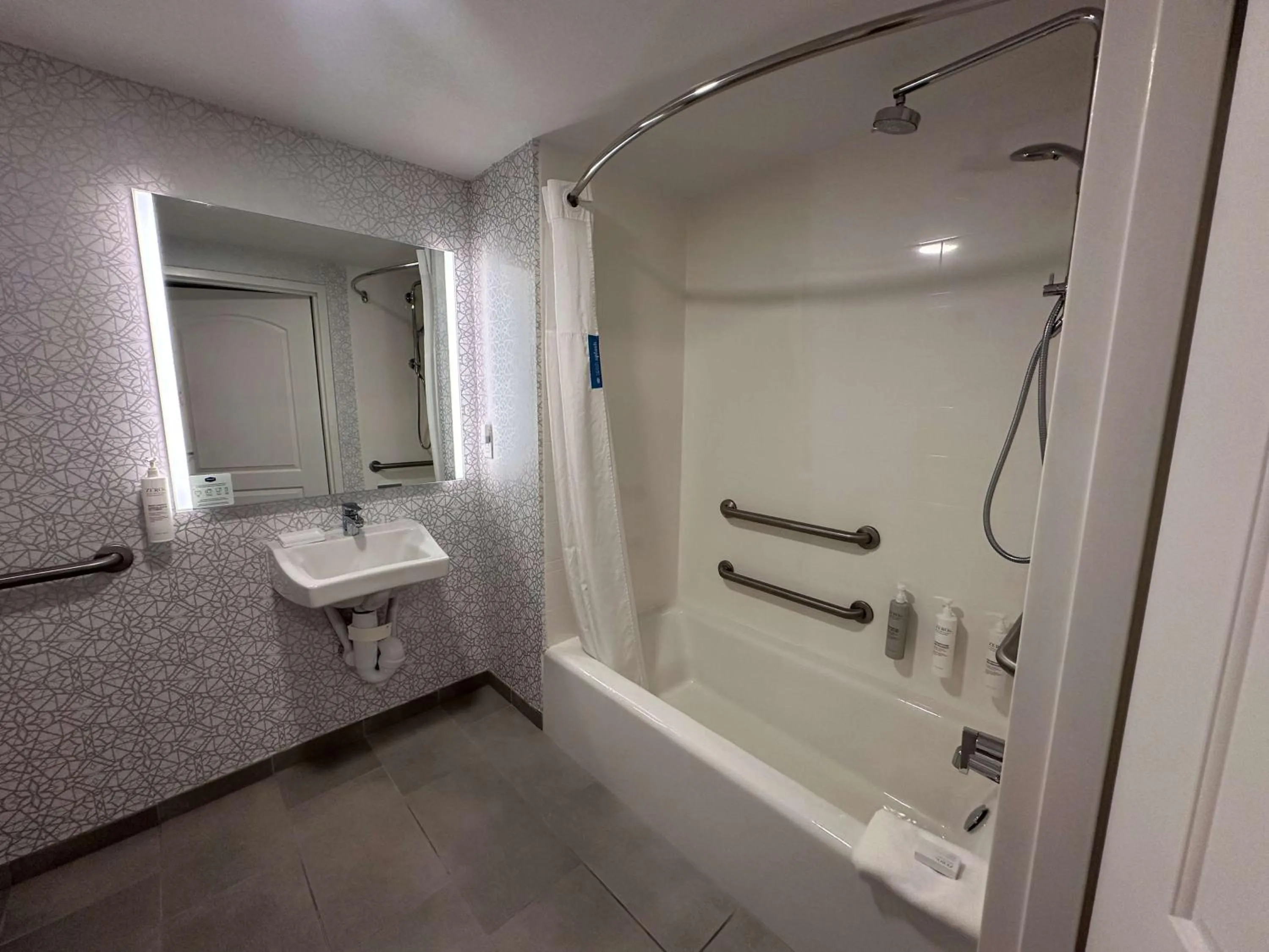 Bathroom in Hampton Inn Milpitas