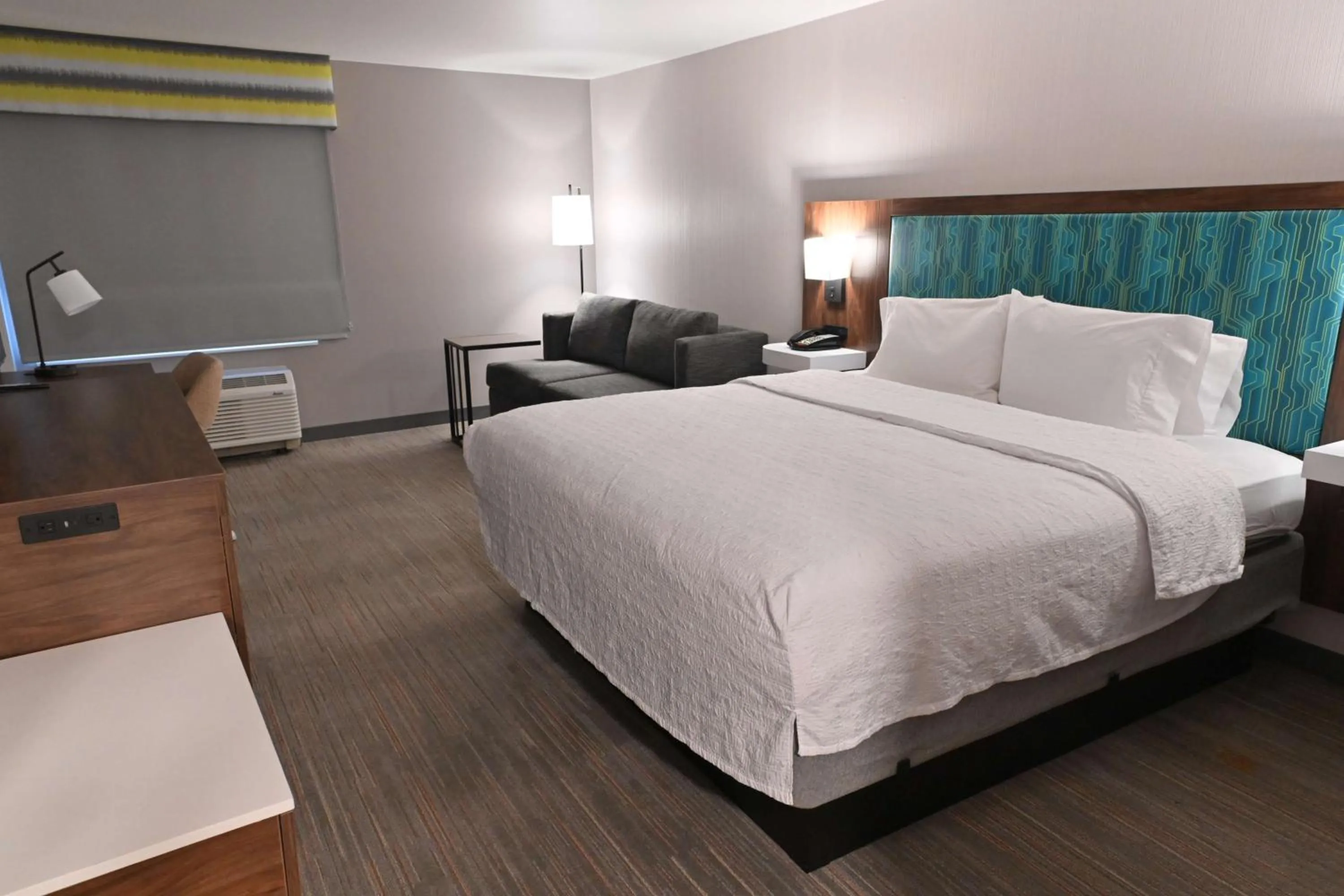 Living room, Bed in Hampton Inn Milpitas