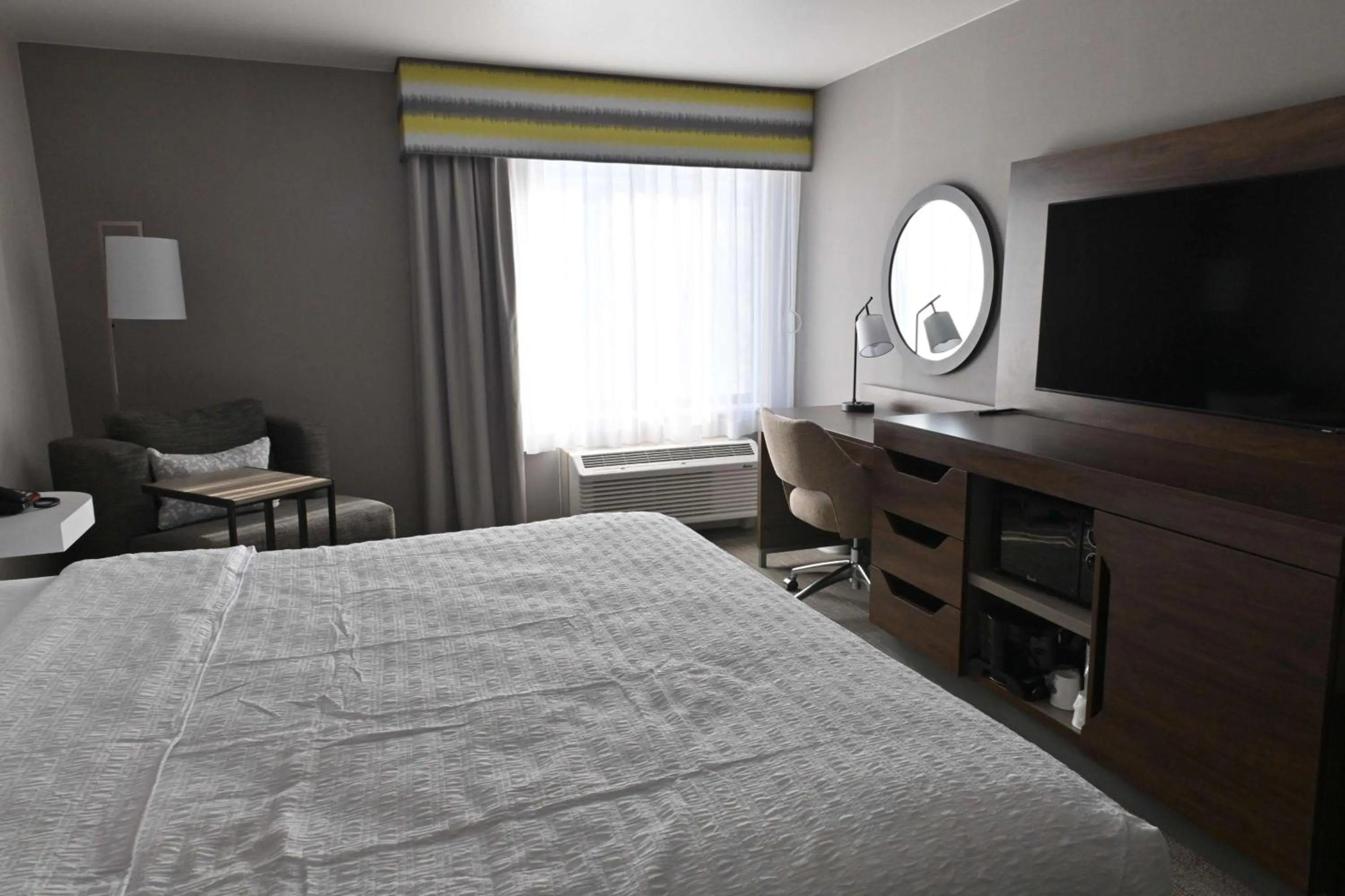 Bedroom, Bed in Hampton Inn Milpitas