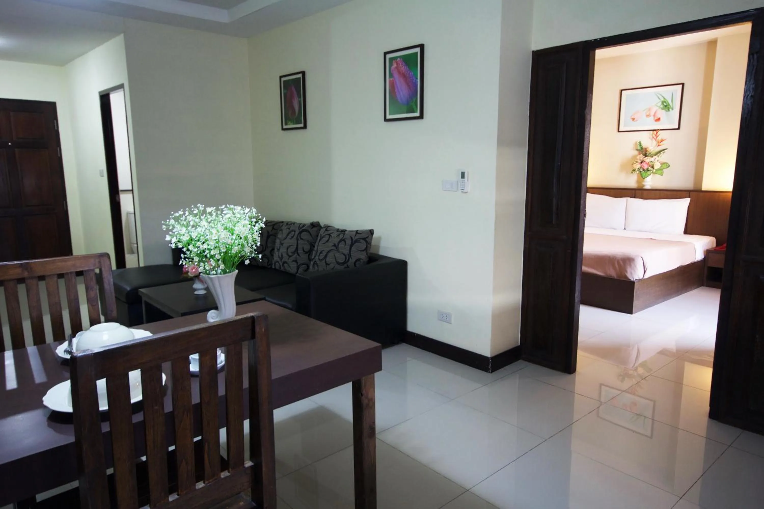 Living room, Bed in Airport Resident