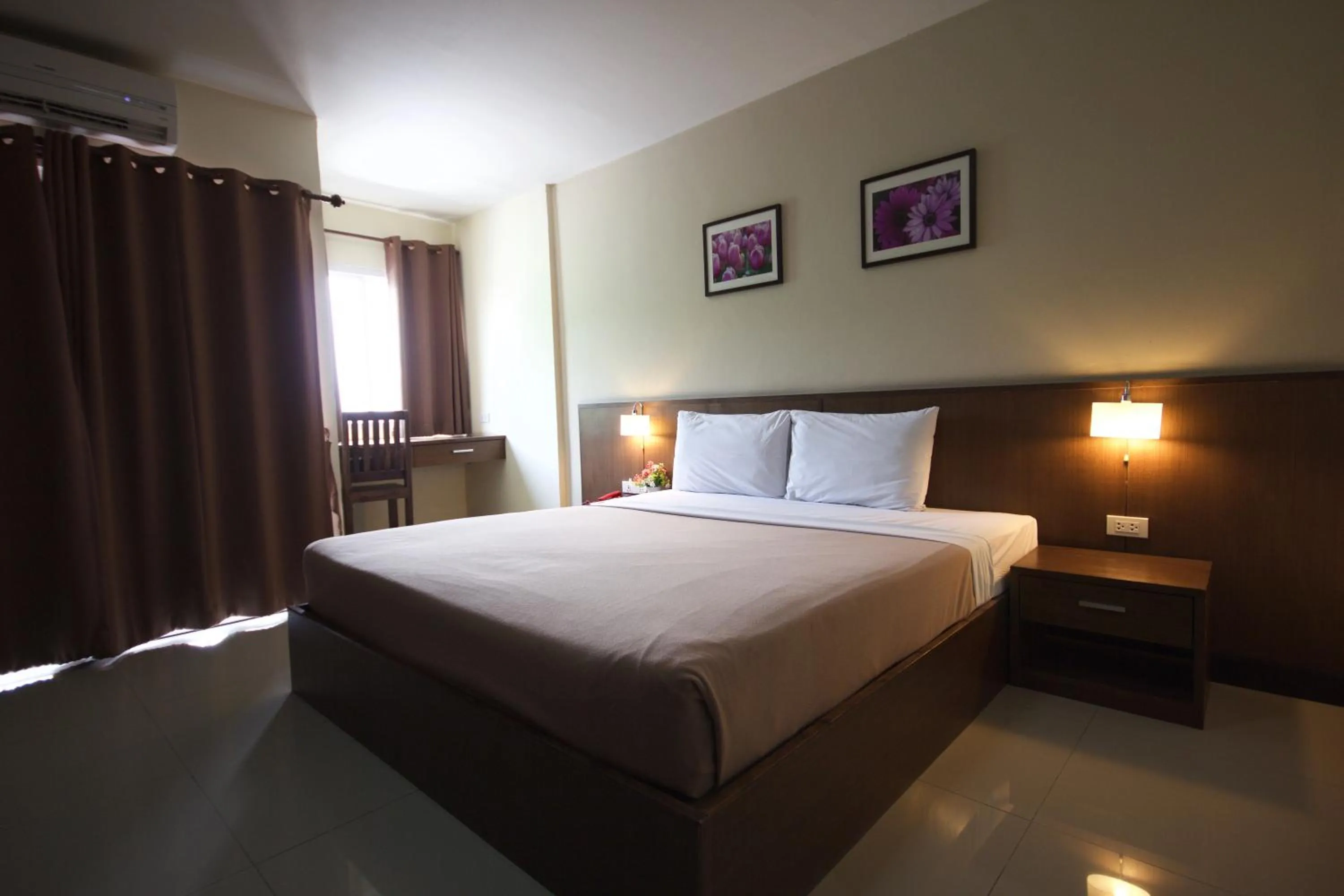 Bathroom, Bed in Airport Resident