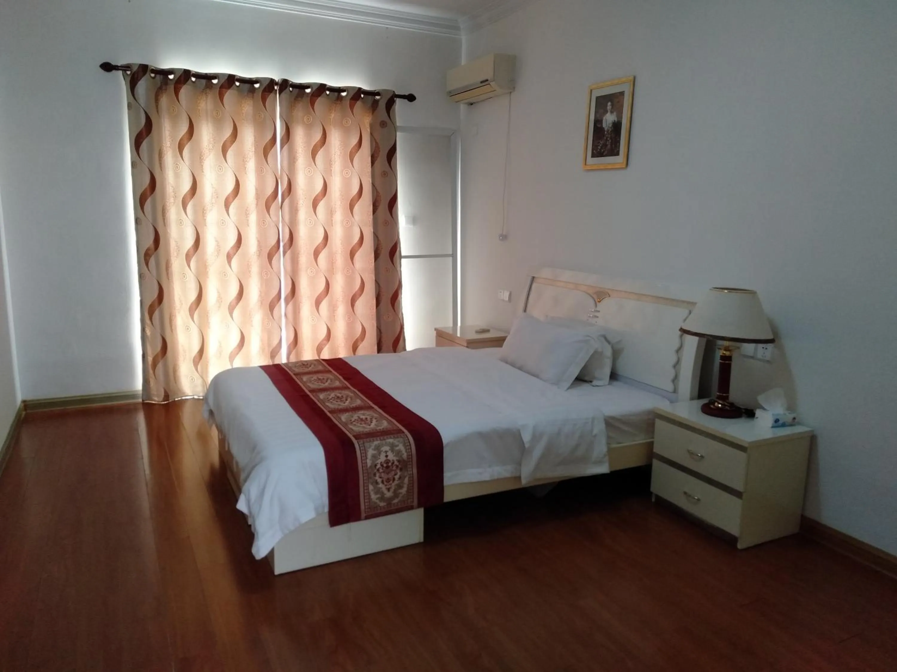 Bedroom, Bed in Beach Garden Hotel