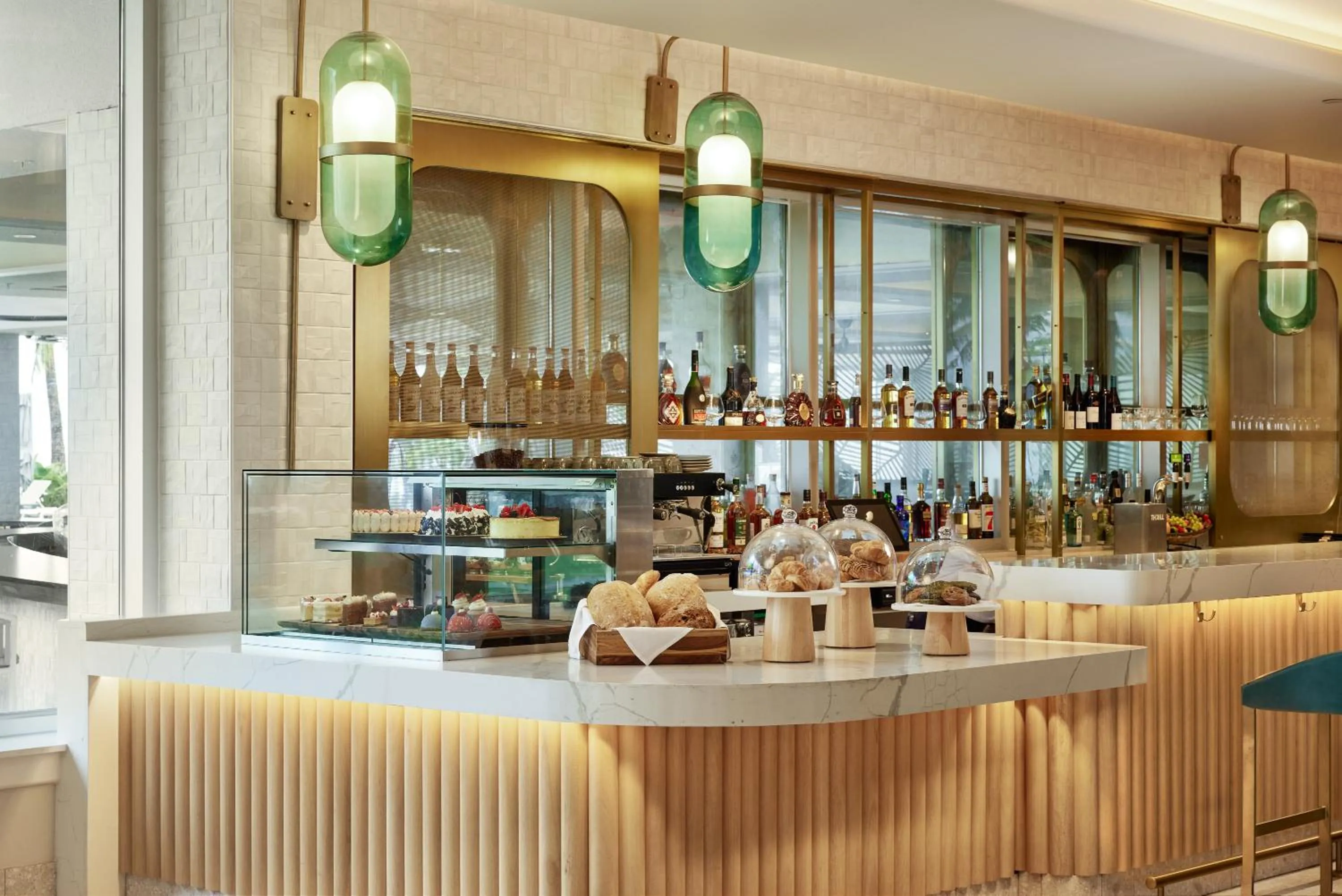 Lounge or bar in Crowne Plaza Resort Guam