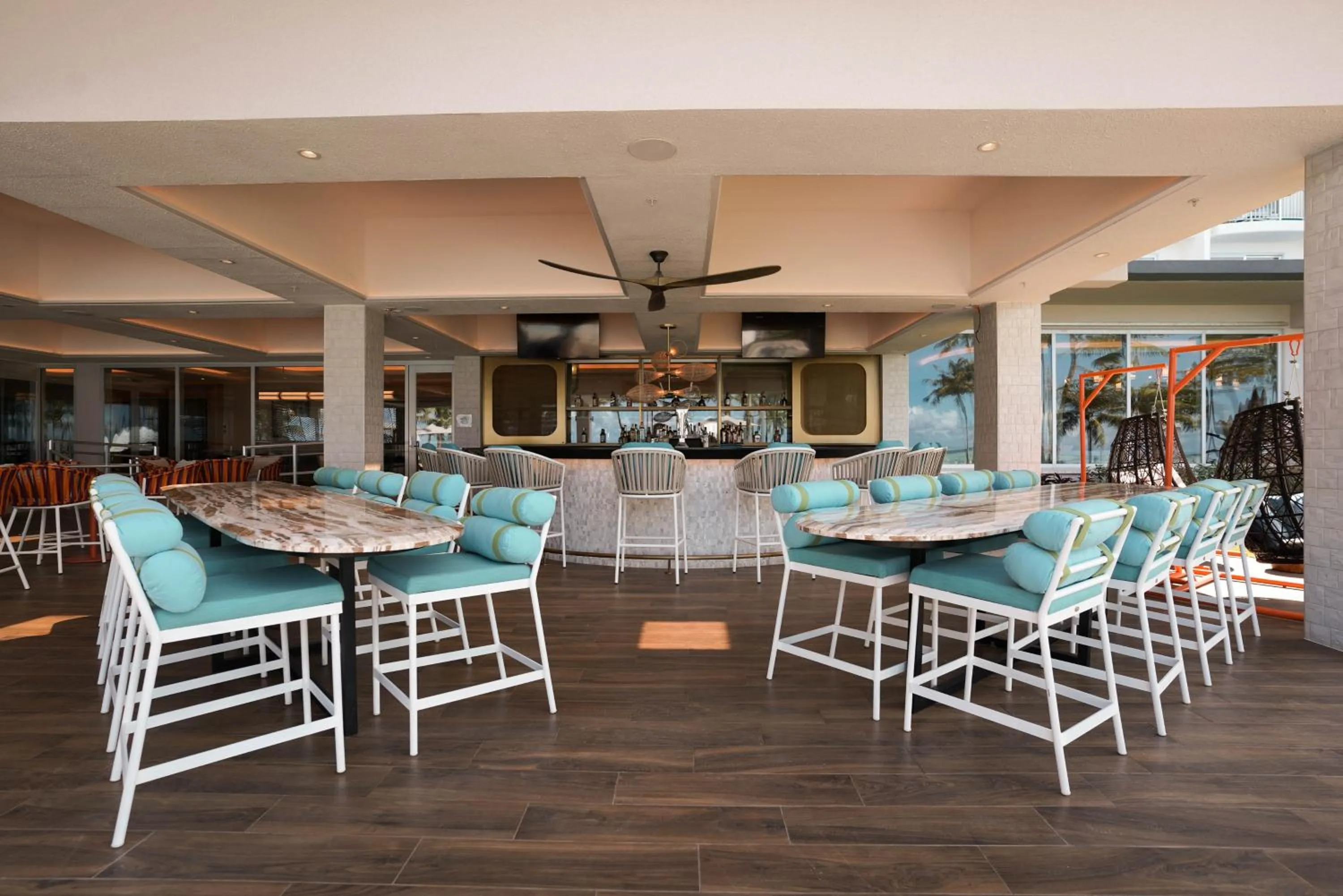 Lounge or bar in Crowne Plaza Resort Guam