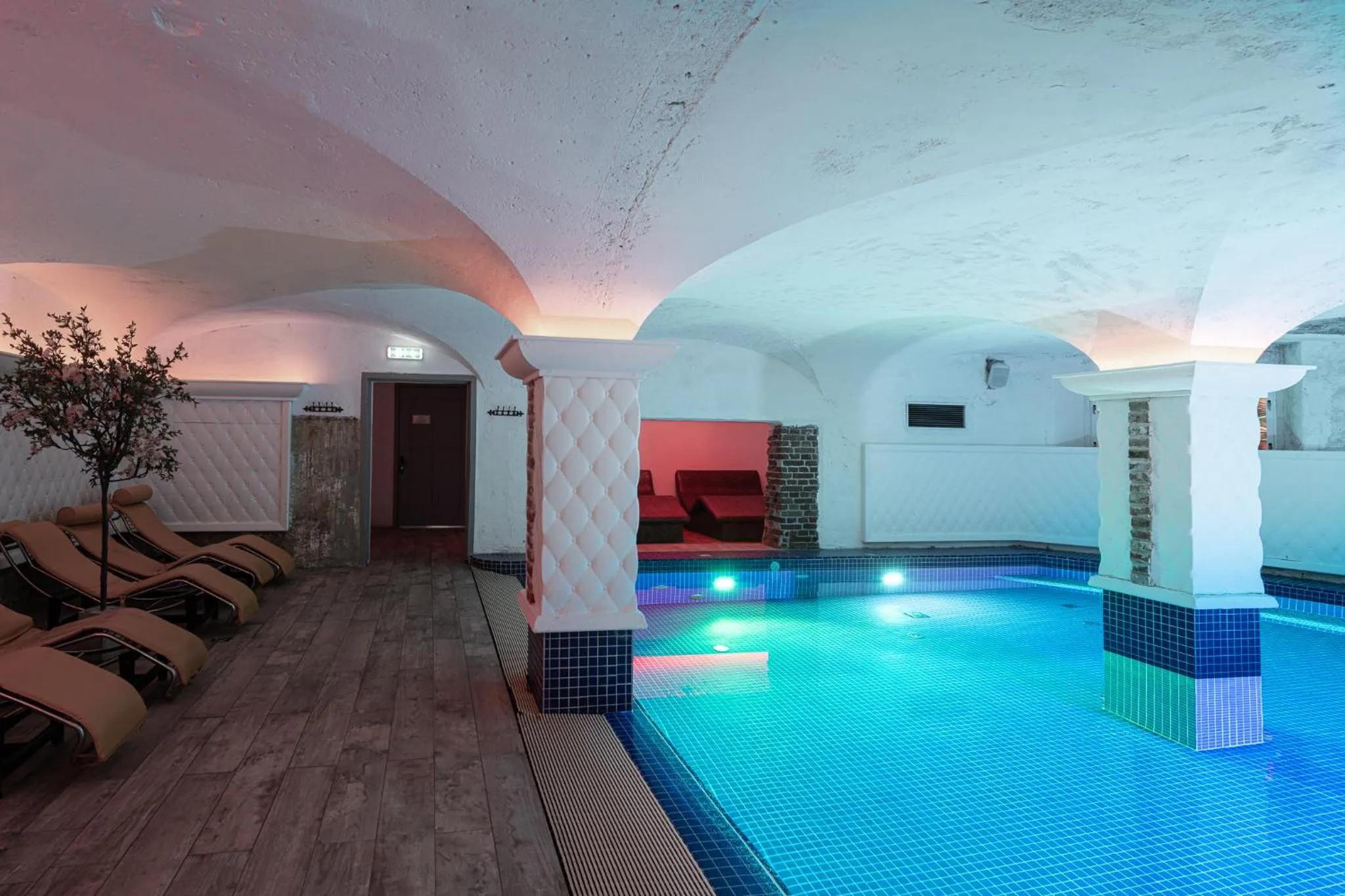 Pool view in Castle Spa Wagenküll