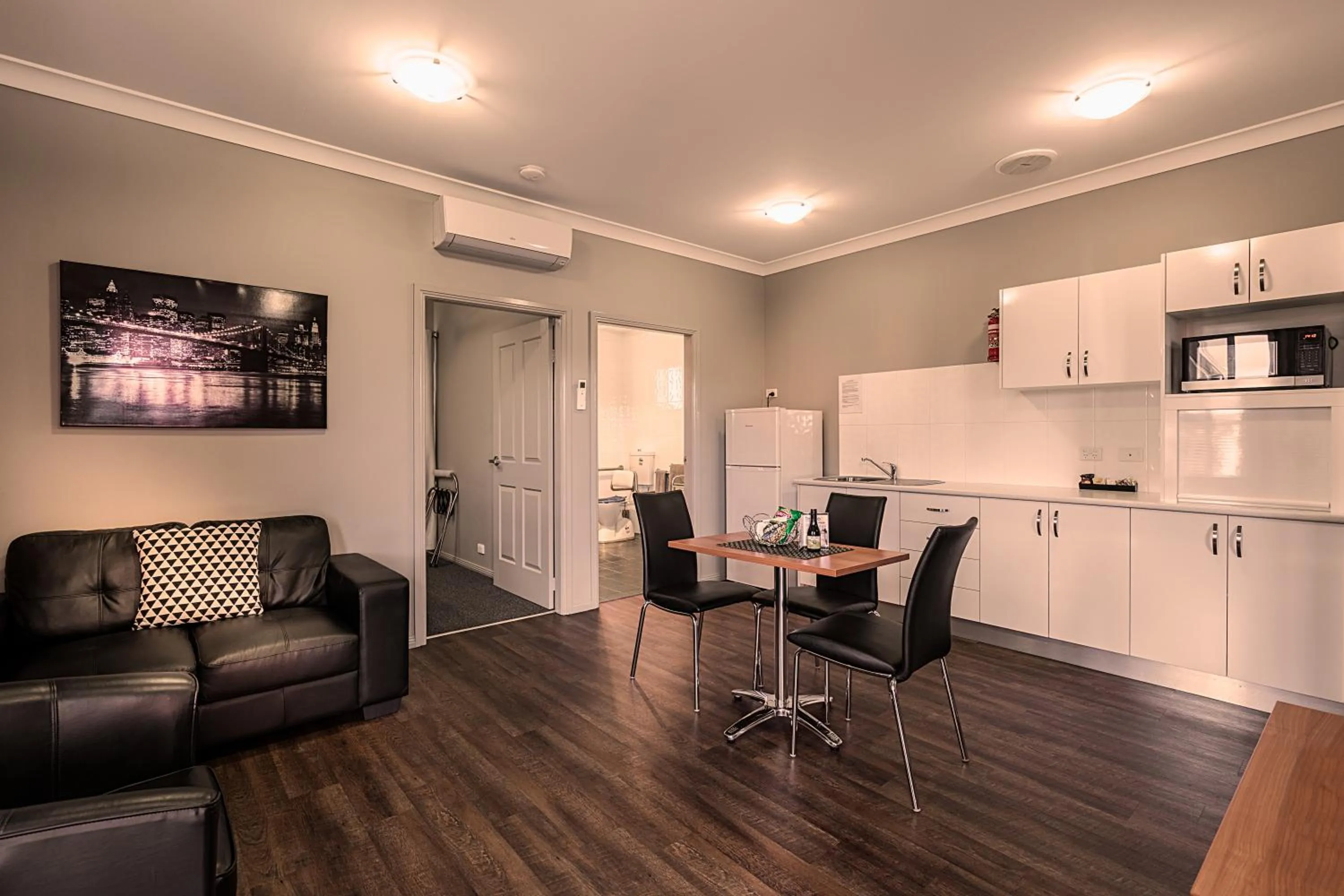 Kitchen or kitchenette in Akuna Motor Inn and Apartments