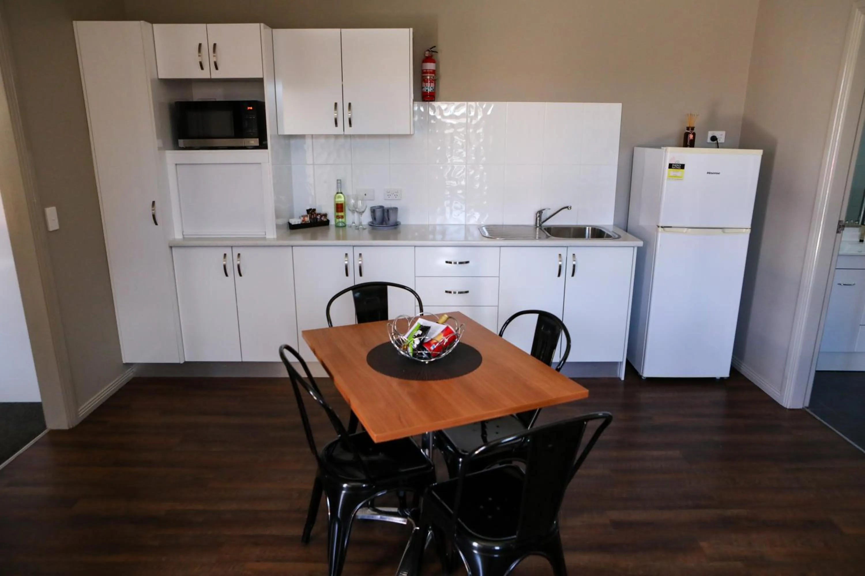 Kitchen or kitchenette in Akuna Motor Inn and Apartments