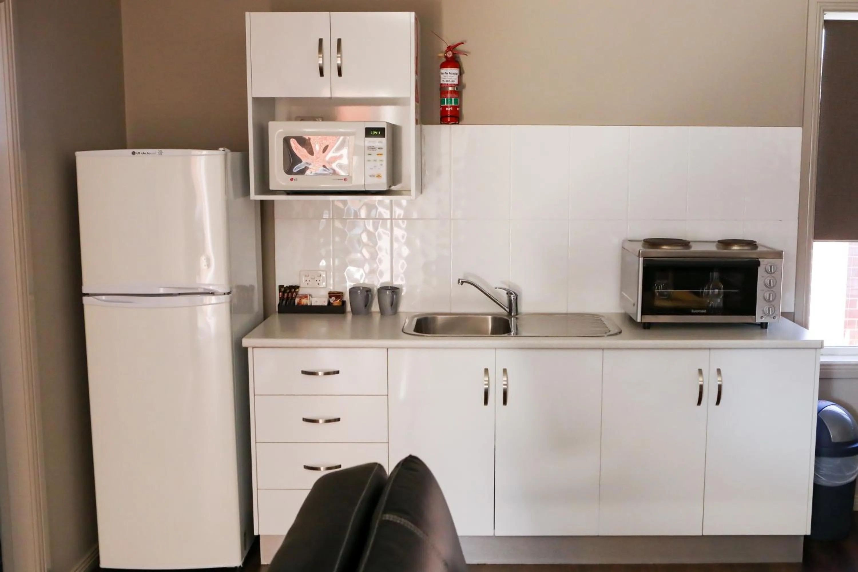 Kitchen or kitchenette in Akuna Motor Inn and Apartments