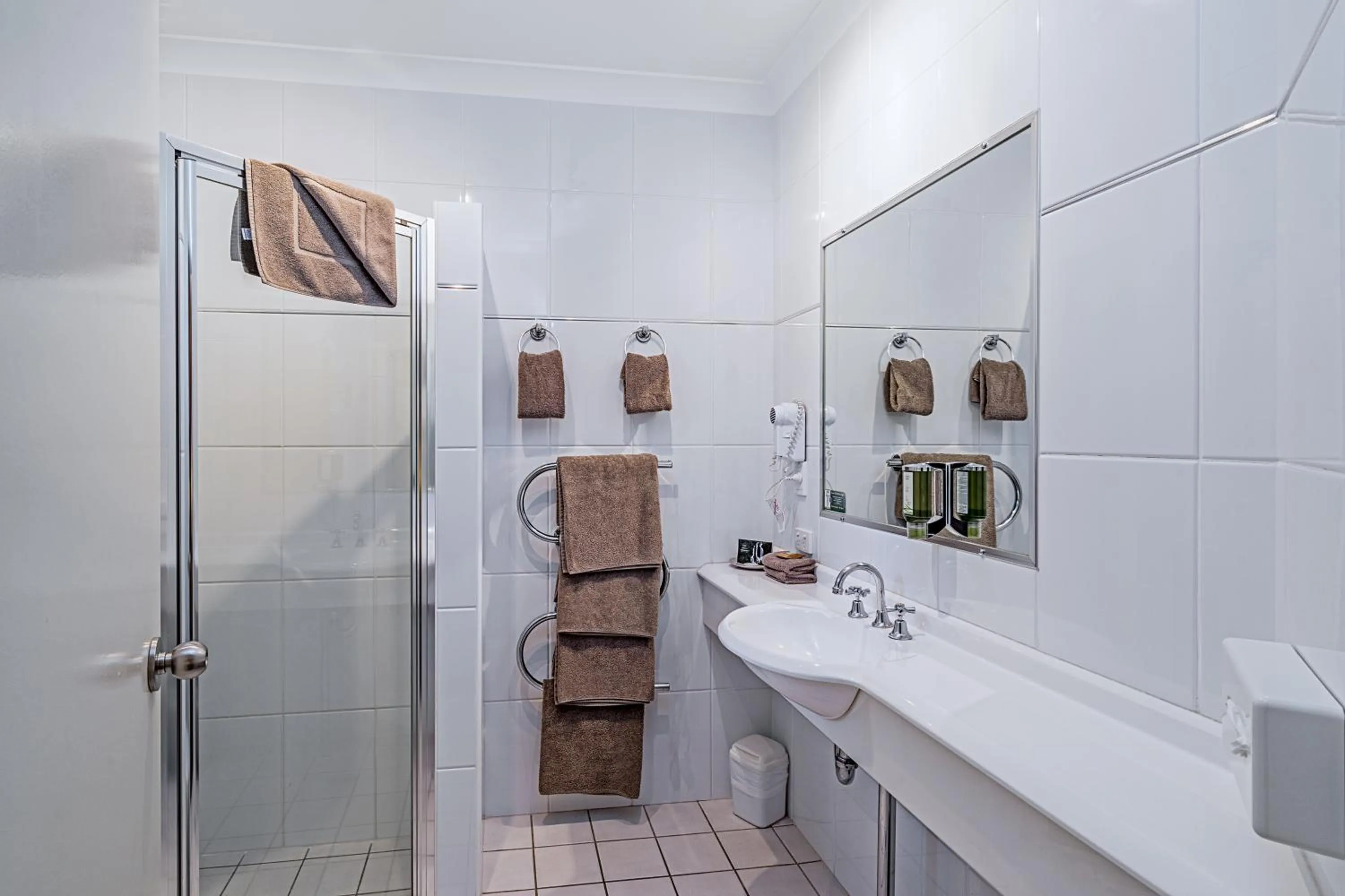 Bathroom in Akuna Motor Inn and Apartments
